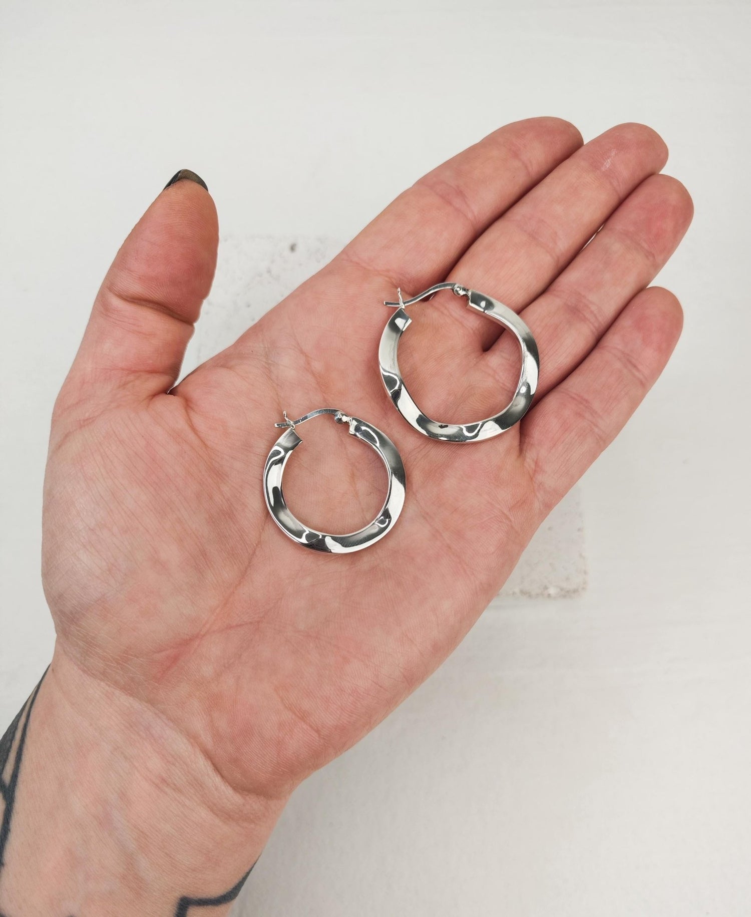 Sterling Silber gewellte Creolen, Silber Creolen 30 mm, Wellen Creolen 35 mm, Minimalistische Creolen 925 Silber - CocosyBerlin