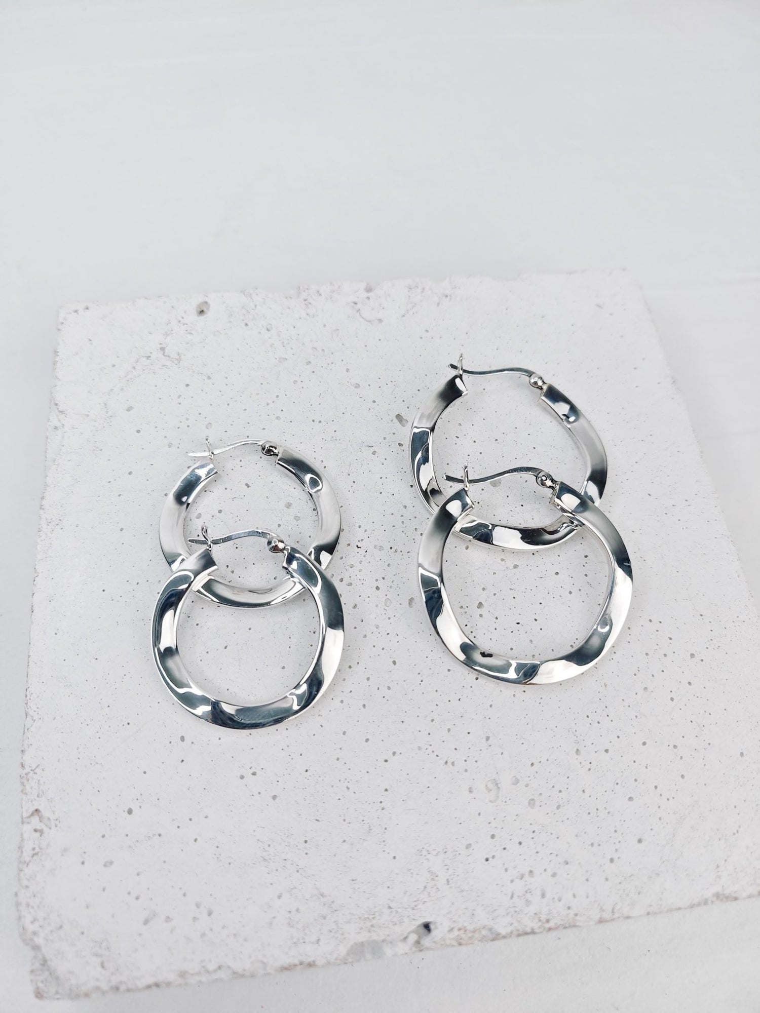 Sterling Silber gewellte Creolen, Silber Creolen 30 mm, Wellen Creolen 35 mm, Minimalistische Creolen 925 Silber - CocosyBerlin