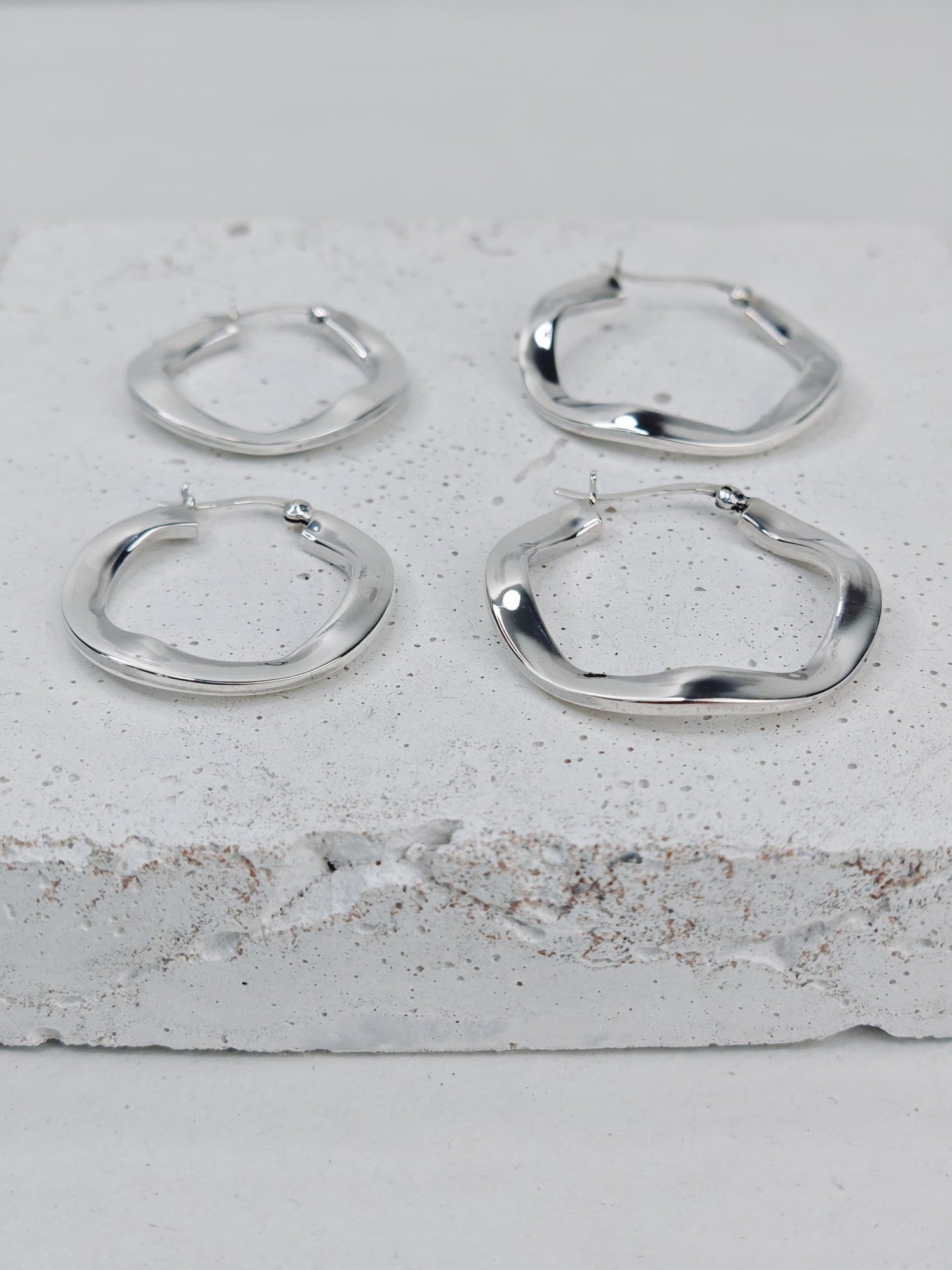 Sterling Silber gewellte Creolen, Silber Creolen 30 mm, Wellen Creolen 35 mm, Minimalistische Creolen 925 Silber - CocosyBerlin