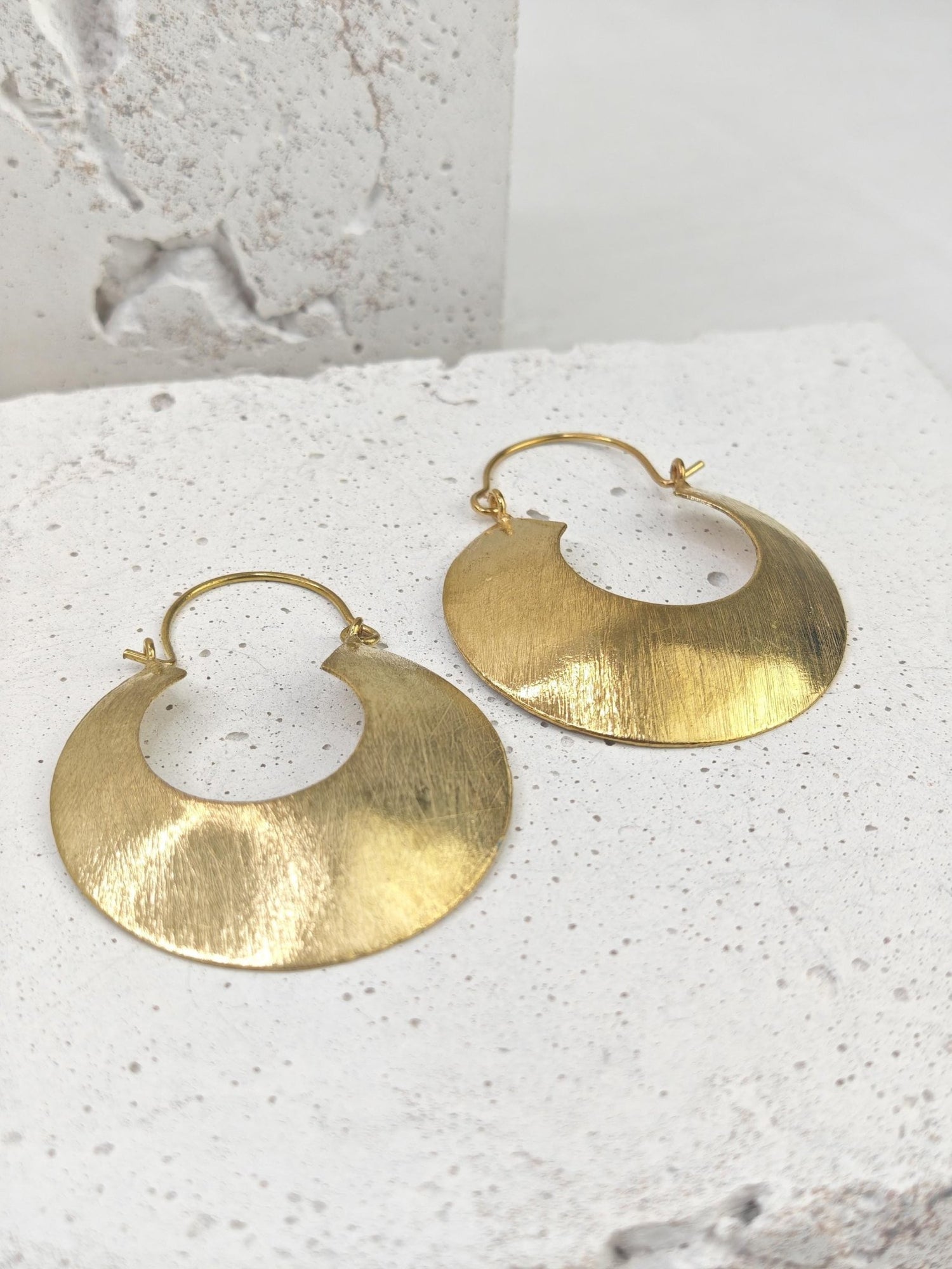 Statement Creolen, Chunky Messing Tribal Scheiben Ohrringe 40 mm, Hippie Boho goldene Ohrringe - CocosyBerlin