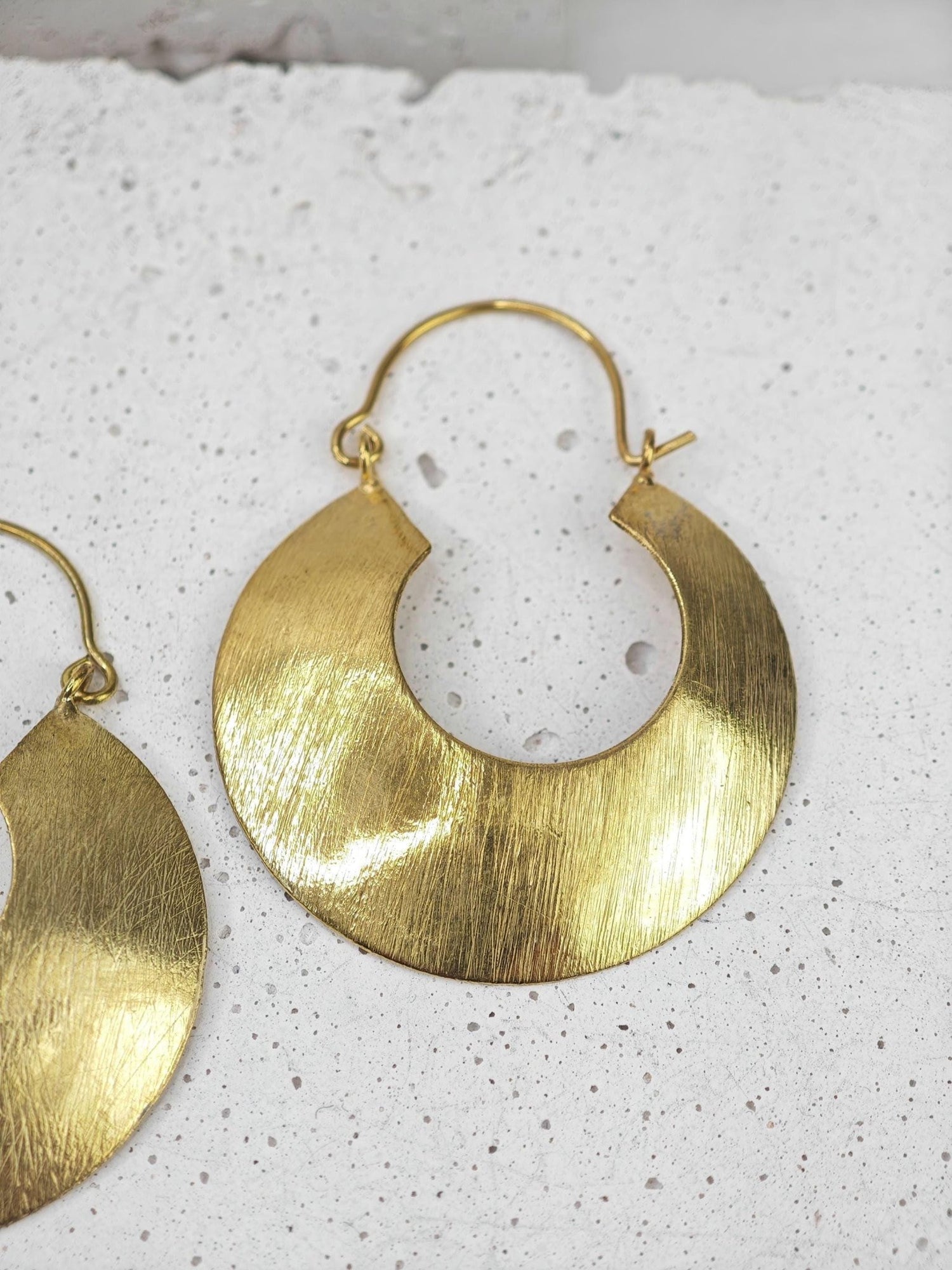 Statement Creolen, Chunky Messing Tribal Scheiben Ohrringe 40 mm, Hippie Boho goldene Ohrringe - CocosyBerlin