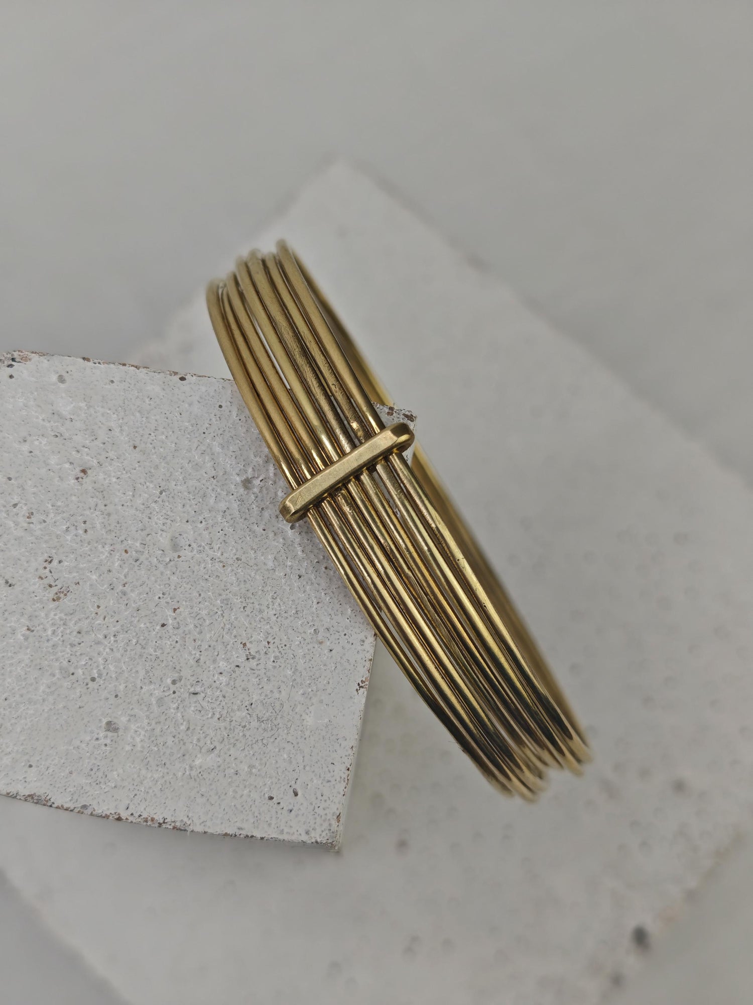 Bracelet jonc en laiton doré, jonc « Semainier » composé de 7 créoles, 7 joncs en un, jonc statement, lot de 7 joncs en or