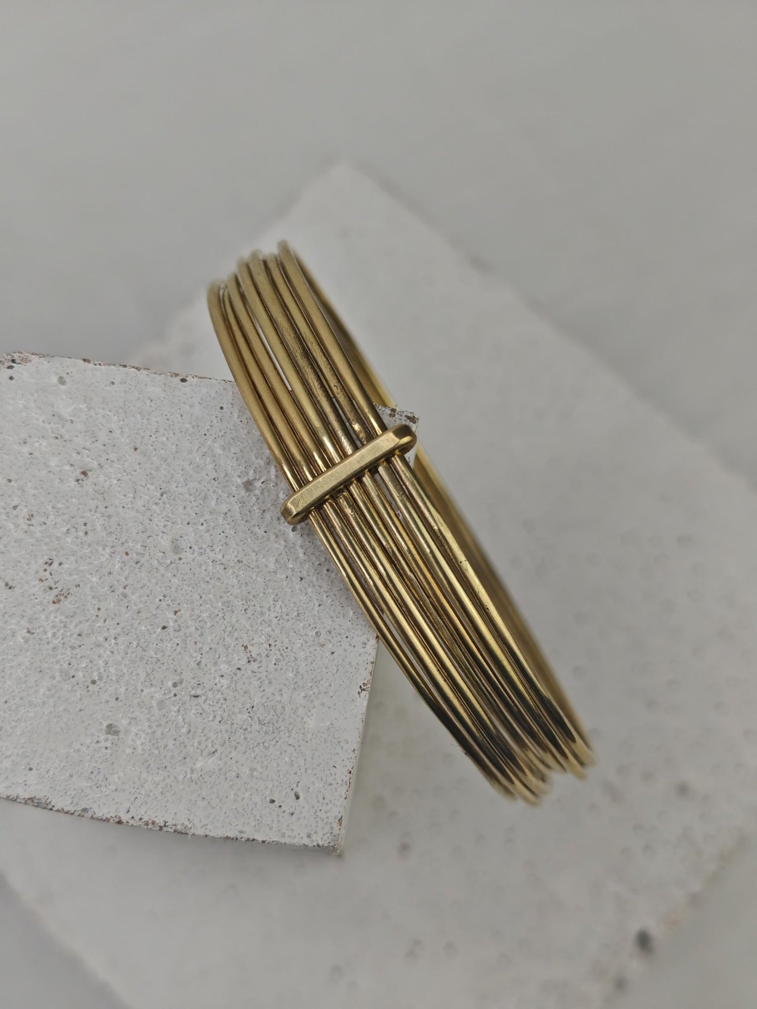 Goldener Armreif aus Messing,