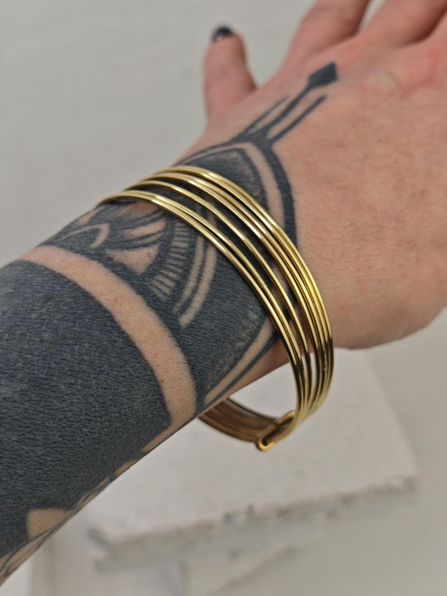 Goldener Armreif aus Messing,