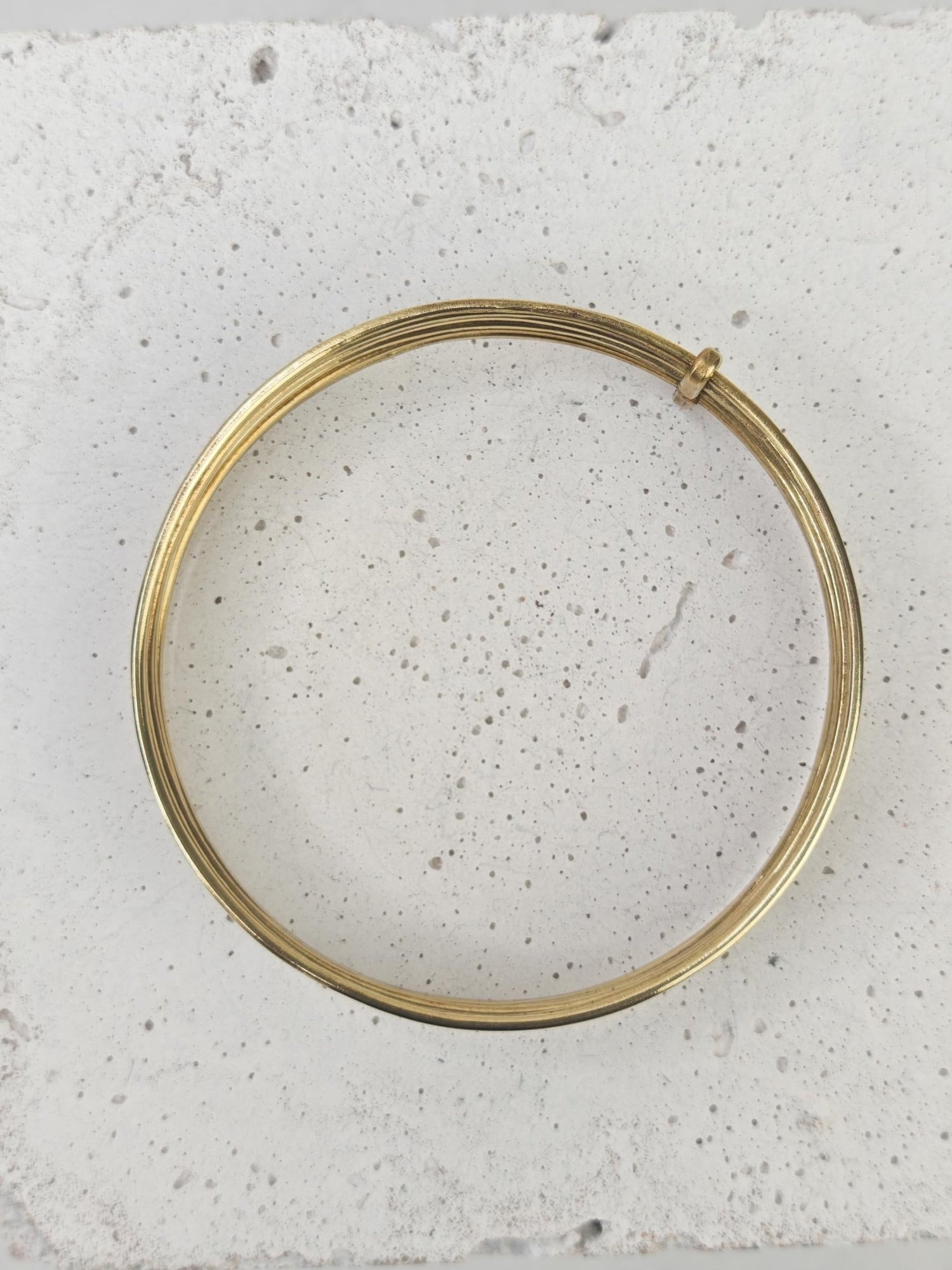 Goldener Armreif aus Messing,