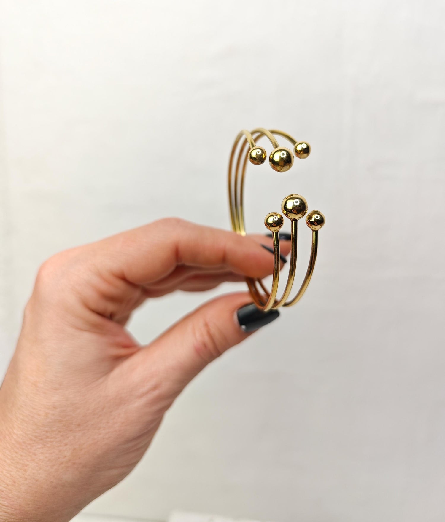 Goldener verstellbarer Armreif, Kugel Armreif, verspielter Armreif aus Messing, Golden Bangle Cuff