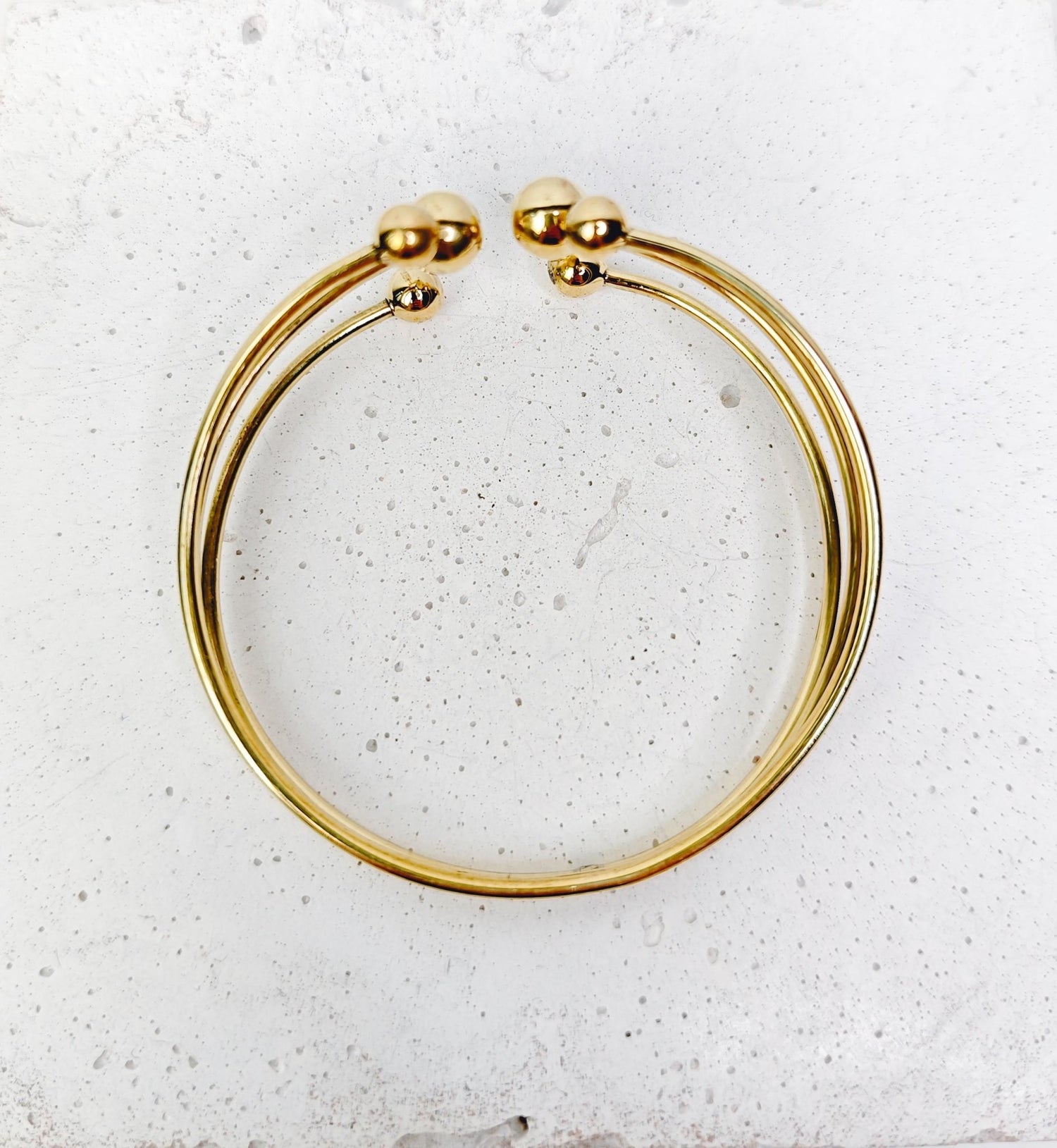 Goldener verstellbarer Armreif, Kugel Armreif, verspielter Armreif aus Messing, Golden Bangle Cuff - CocosyBerlin