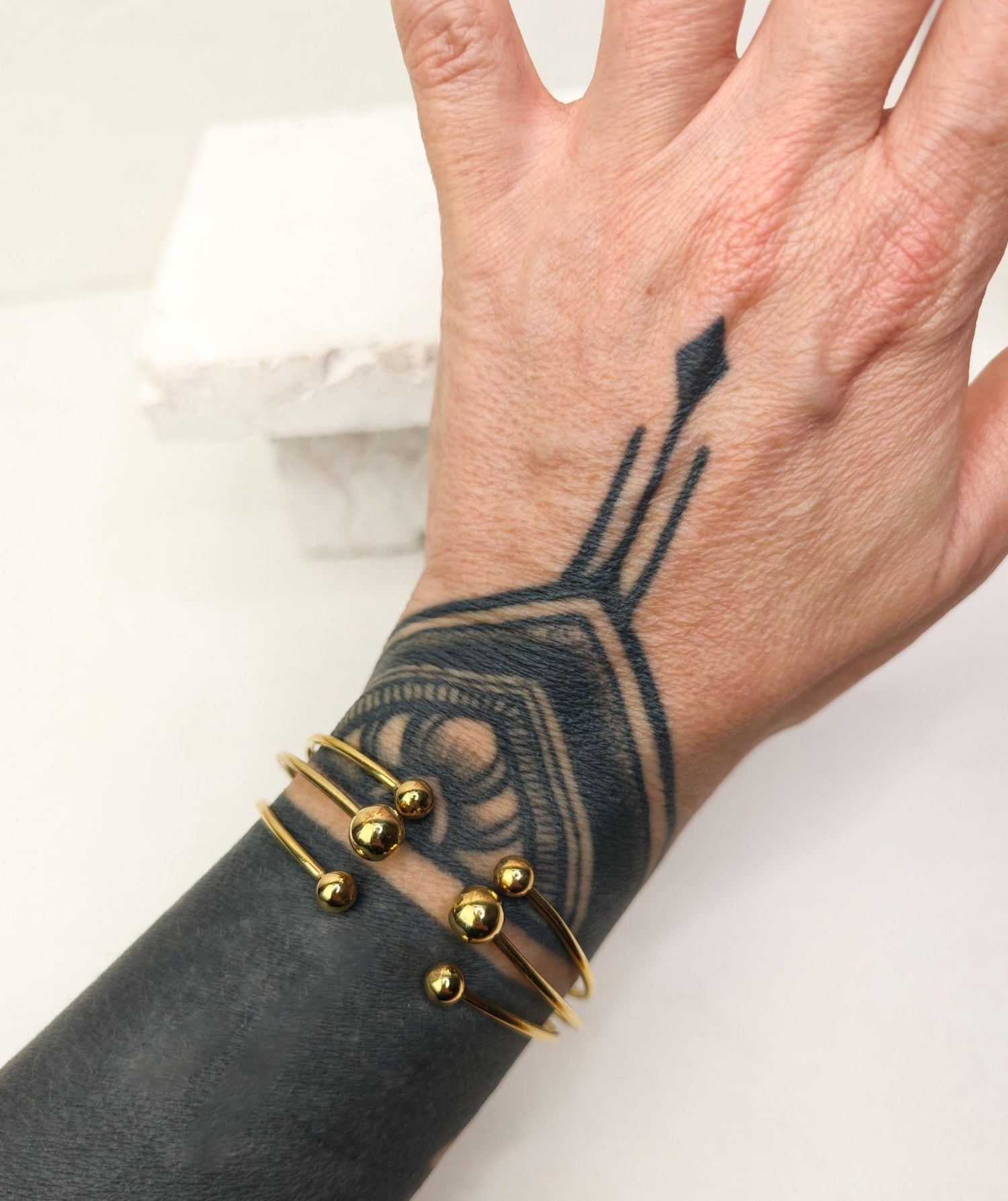 Goldener verstellbarer Armreif, Kugel Armreif, verspielter Armreif aus Messing, Golden Bangle Cuff - CocosyBerlin