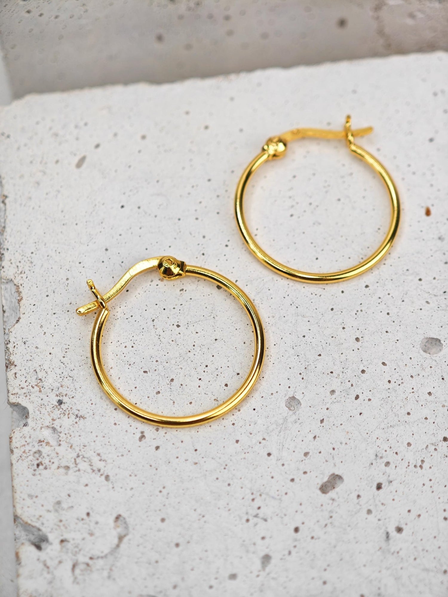 Creolen aus 925 Silber mit 14 Karat Vergoldung 20 mm, Minimalistische Creolen, Gold plated Hoops 1,2 x 20 mm - CocosyBerlin