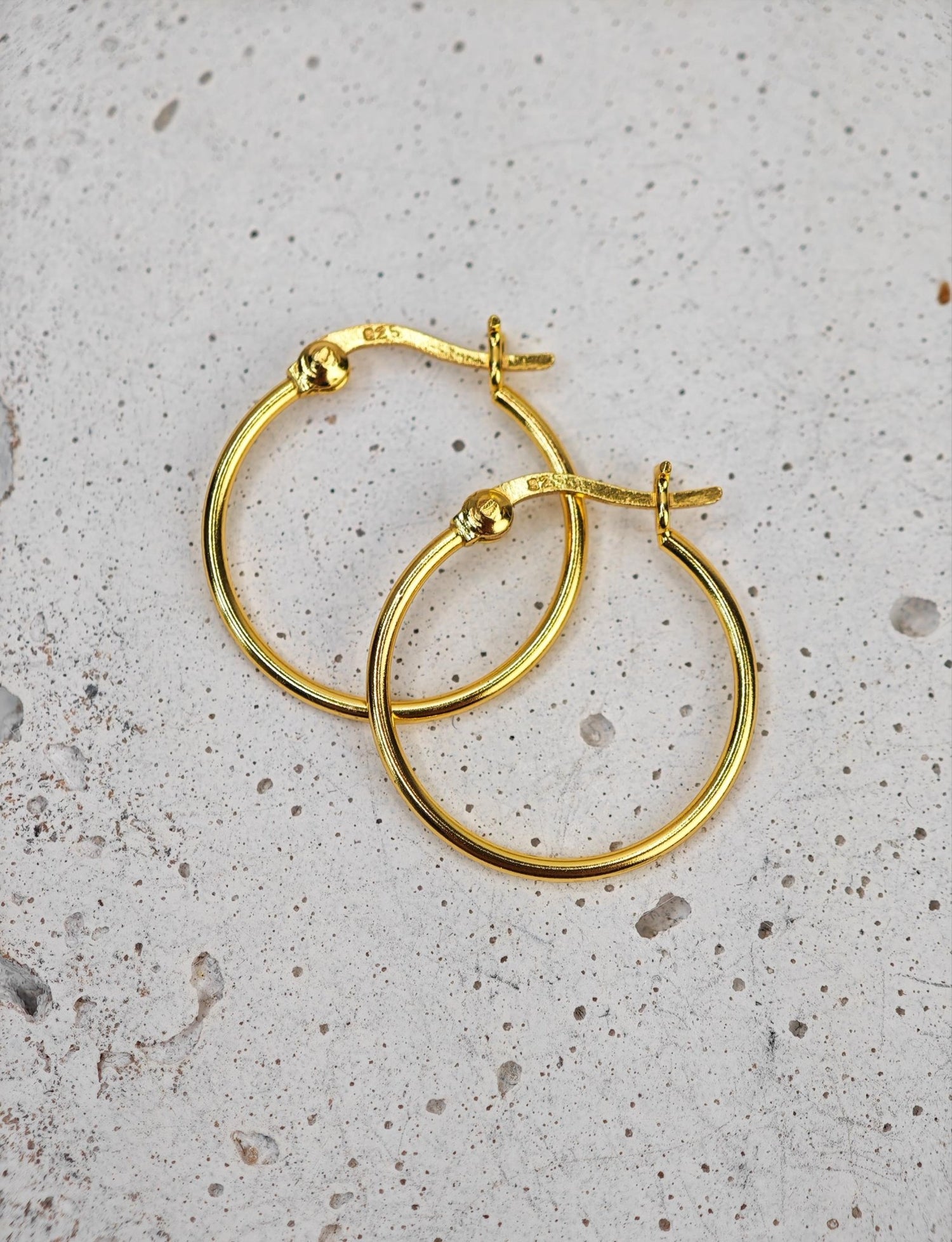 Creolen aus 925 Silber mit 14 Karat Vergoldung 20 mm, Minimalistische Creolen, Gold plated Hoops 1,2 x 20 mm - CocosyBerlin