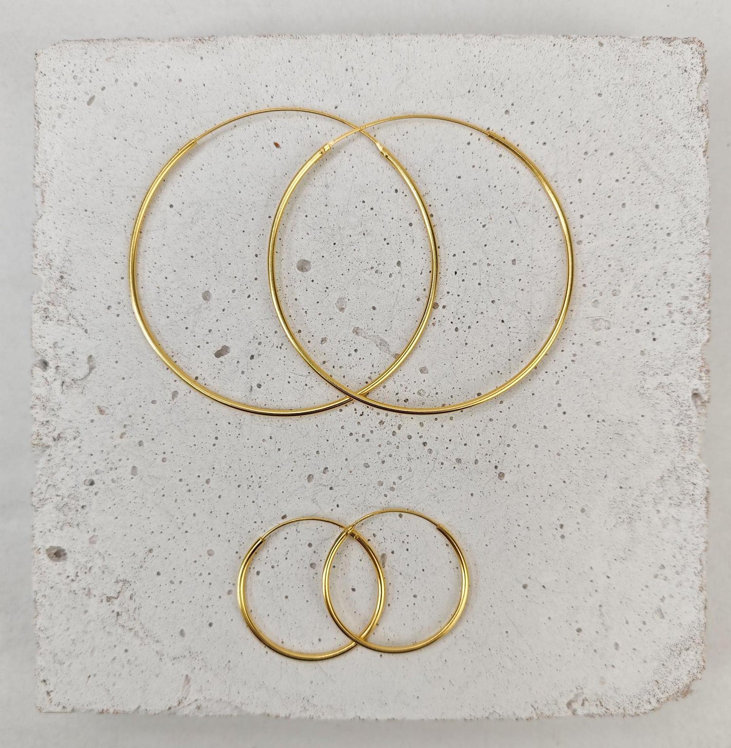 Goldene Creolen aus 925 Silber mit 14 Karat Vergoldung, vergoldete dünne Creolen Ohrringe 25mm oder 50 mm - CocosyBerlin