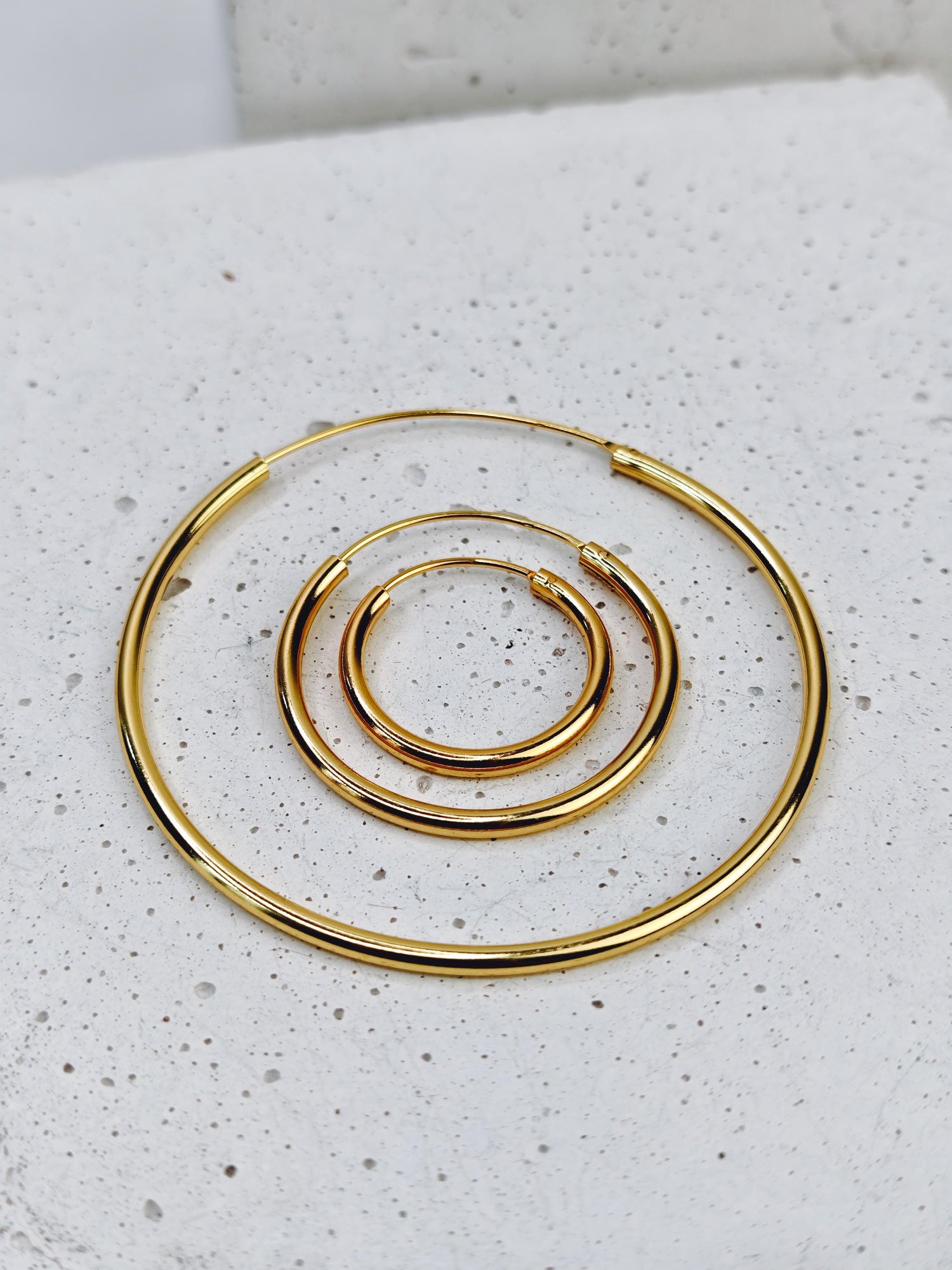 Creolen aus 925 Silber mit 14 Karat Vergoldung, vergoldete Creolen Ohrringe 2 mm dick mit Duchmesser 20mm, 30mm oder 50 mm