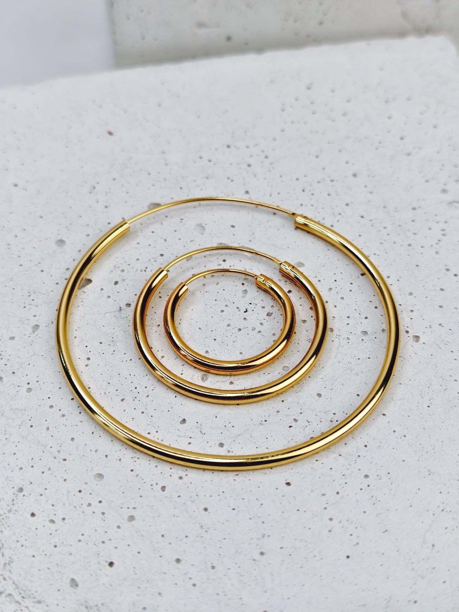 Creolen aus 925 Silber mit 14 Karat Vergoldung, vergoldete Creolen Ohrringe 2 mm dick mit Duchmesser 20mm, 30mm oder 50 mm - CocosyBerlin