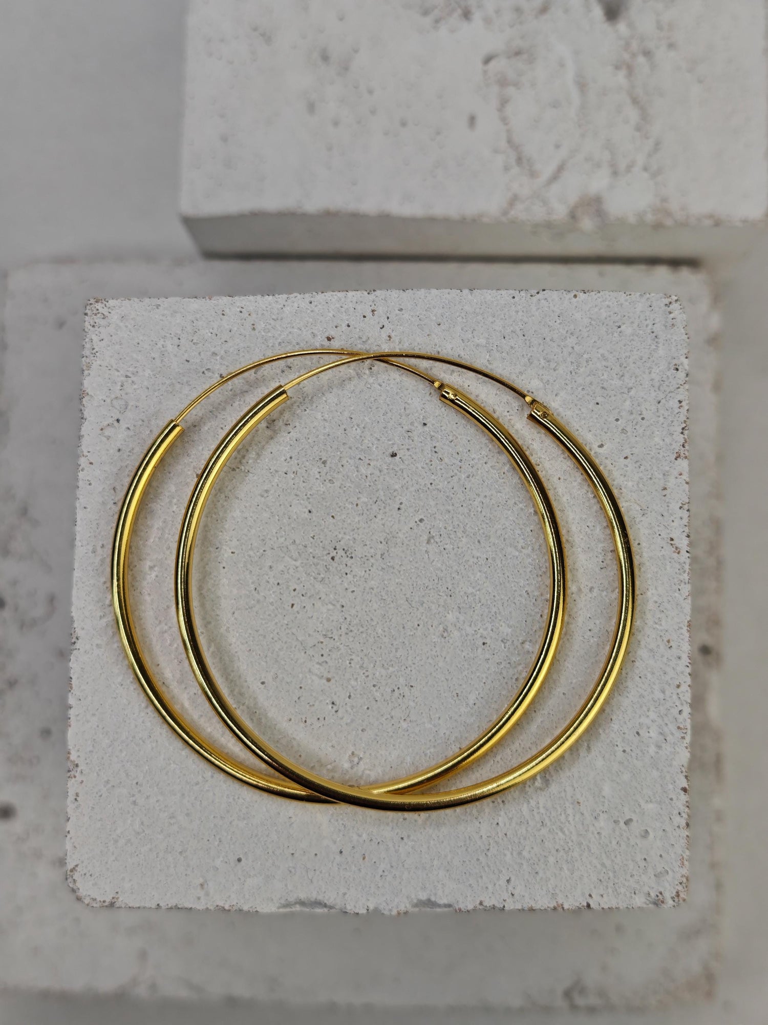 Creolen aus 925 Silber mit 14 Karat Vergoldung, vergoldete Creolen Ohrringe 2 mm dick mit Duchmesser 20mm, 30mm oder 50 mm