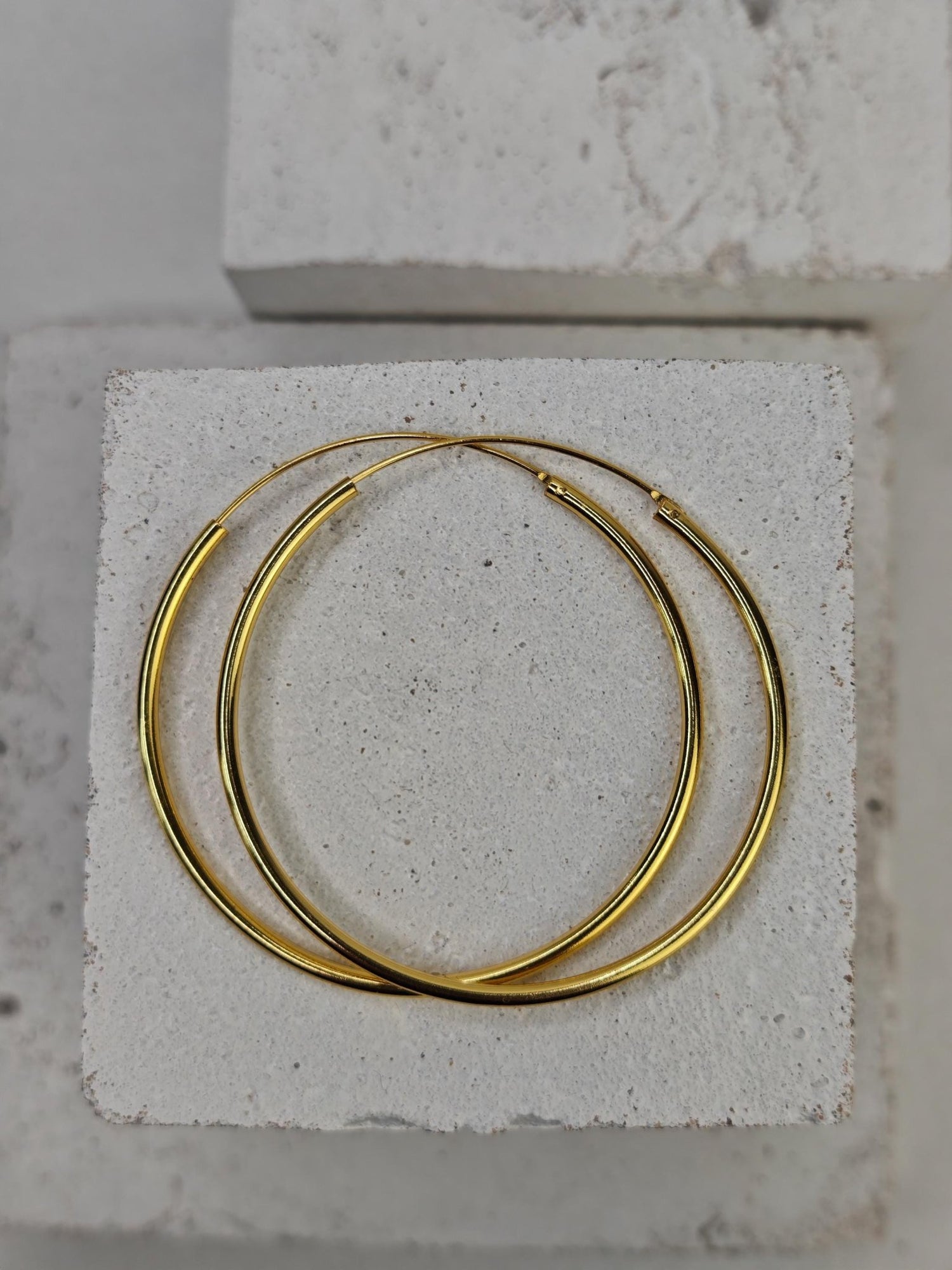 Creolen aus 925 Silber mit 14 Karat Vergoldung, vergoldete Creolen Ohrringe 2 mm dick mit Duchmesser 20mm, 30mm oder 50 mm - CocosyBerlin