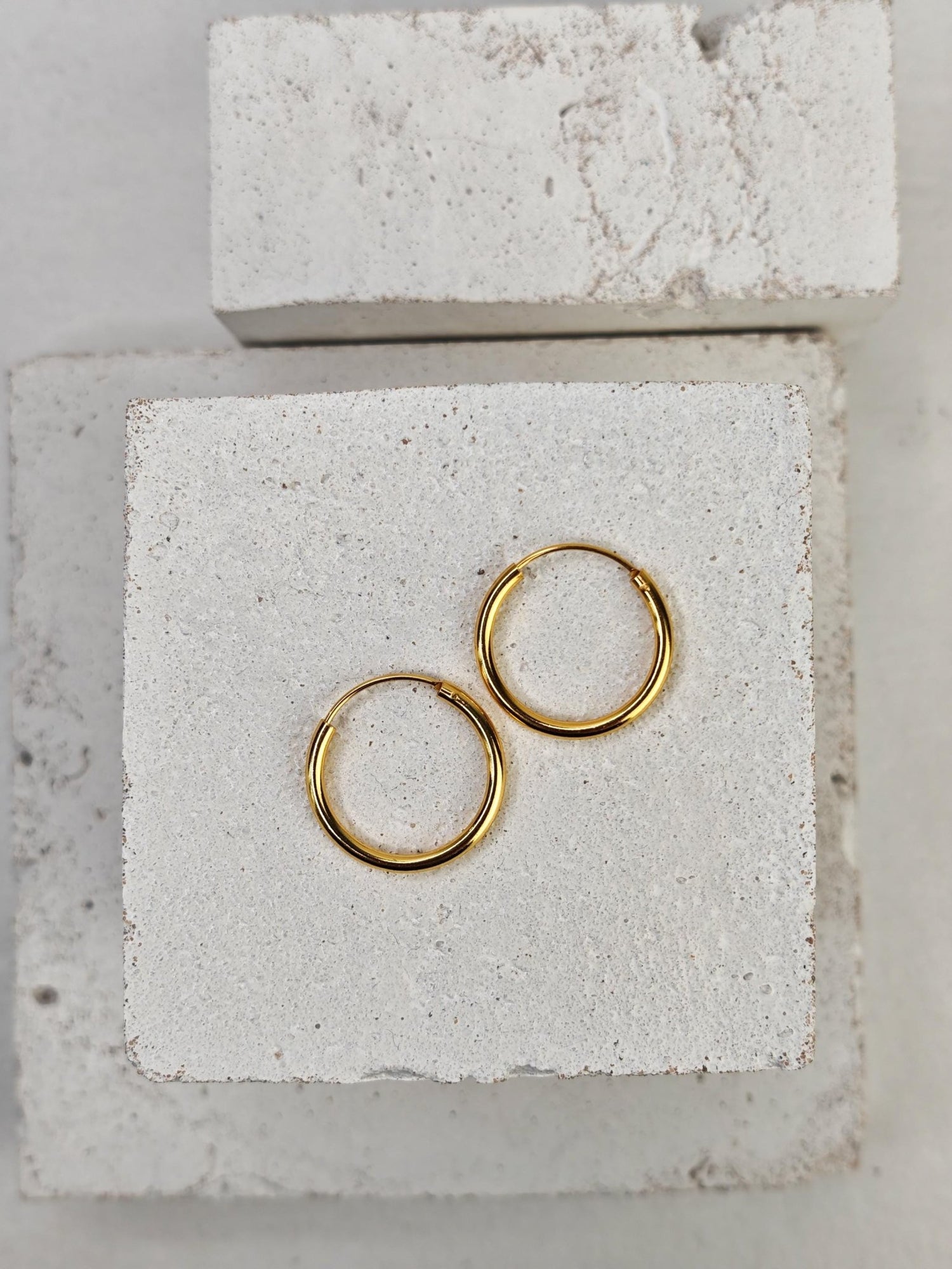 Creolen aus 925 Silber mit 14 Karat Vergoldung, vergoldete Creolen Ohrringe 2 mm dick mit Duchmesser 20mm, 30mm oder 50 mm - CocosyBerlin