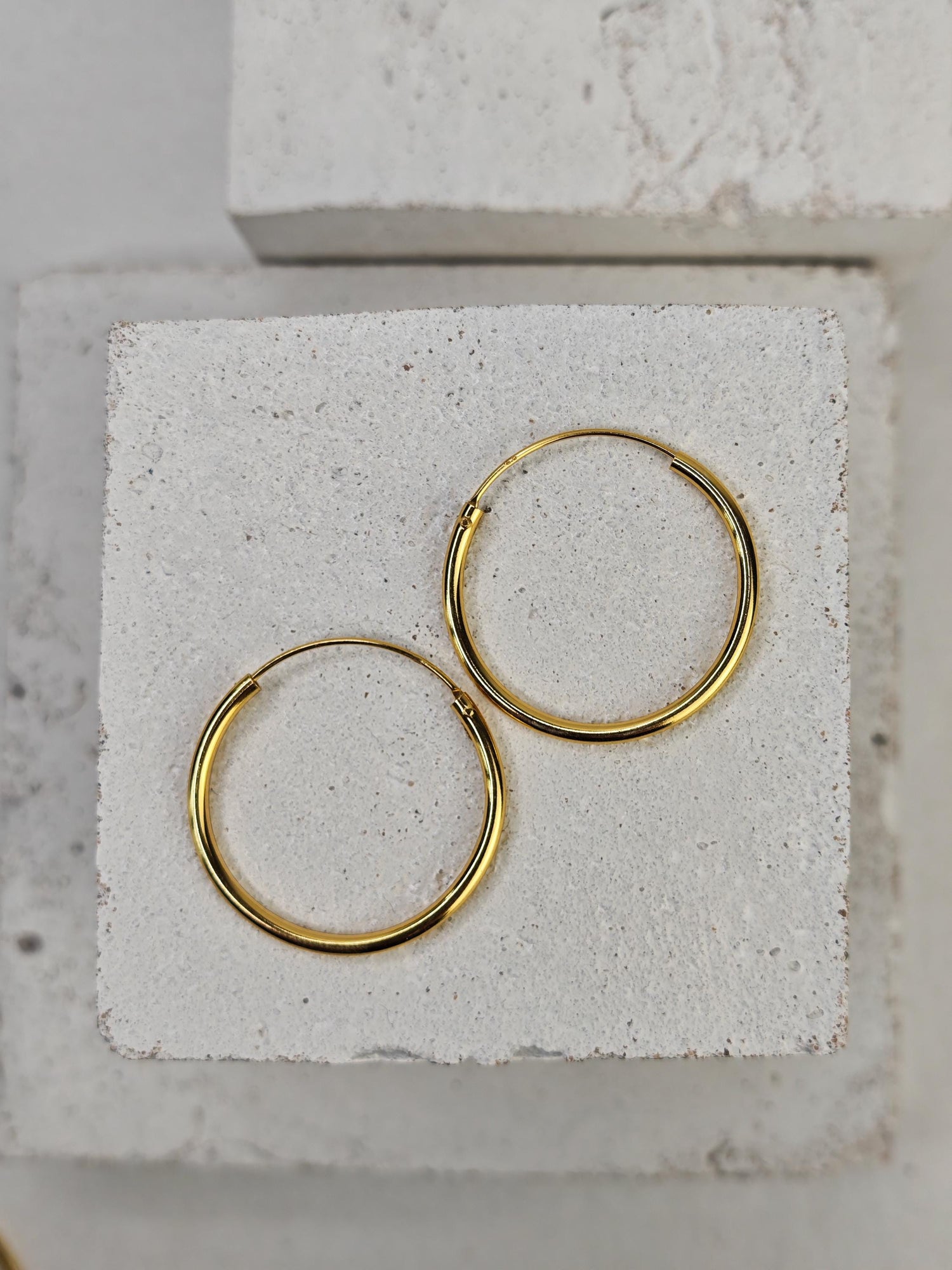 Creolen aus 925 Silber mit 14 Karat Vergoldung, vergoldete Creolen Ohrringe 2 mm dick mit Duchmesser 20mm, 30mm oder 50 mm