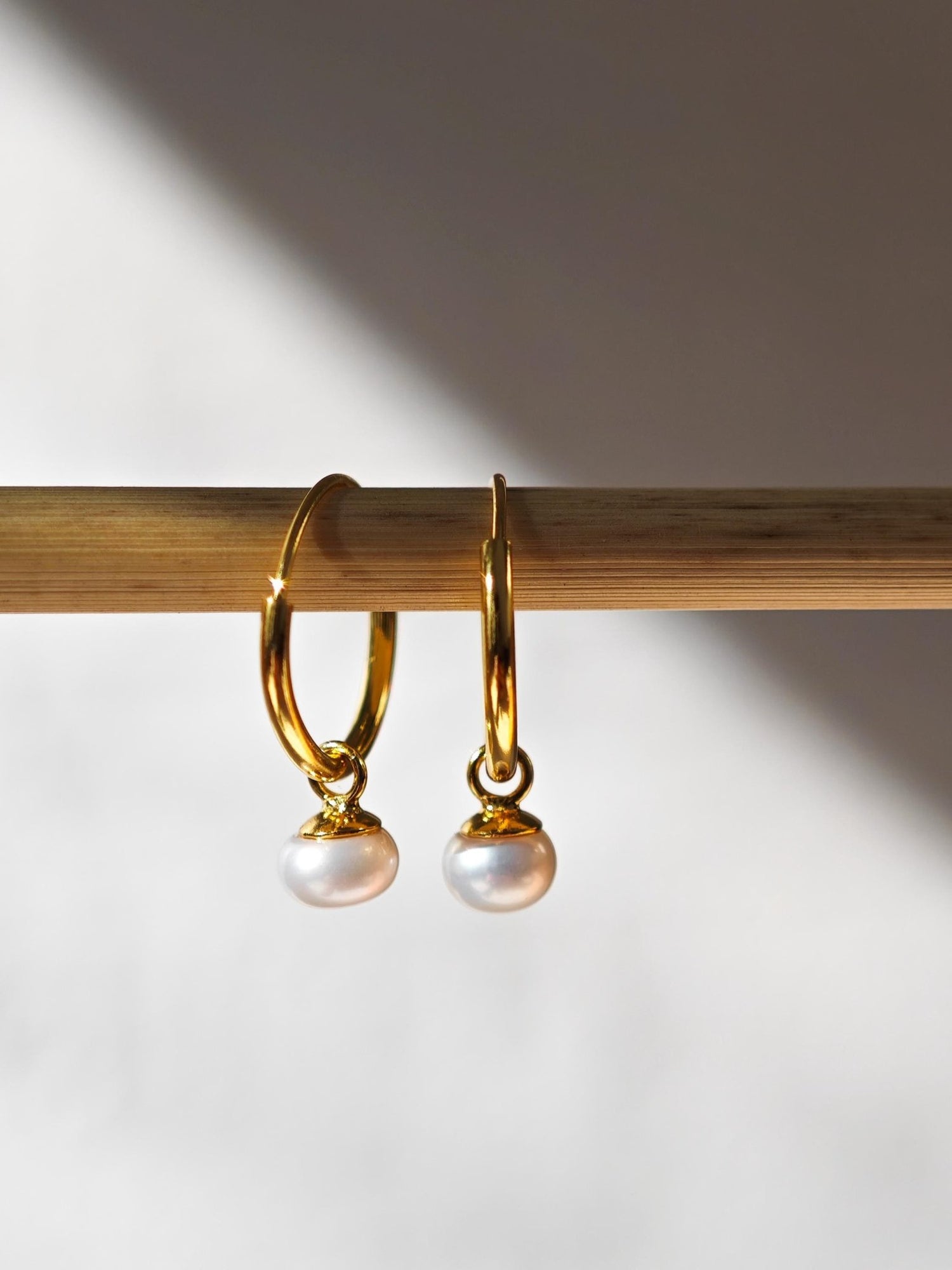 Mini Creolen aus 925 Silber mit 14 Karat Vergoldung und kleinen Süßwasserperlen Charms, kleine Süßwasserperlen Ohrringe vergoldet - CocosyBerlin