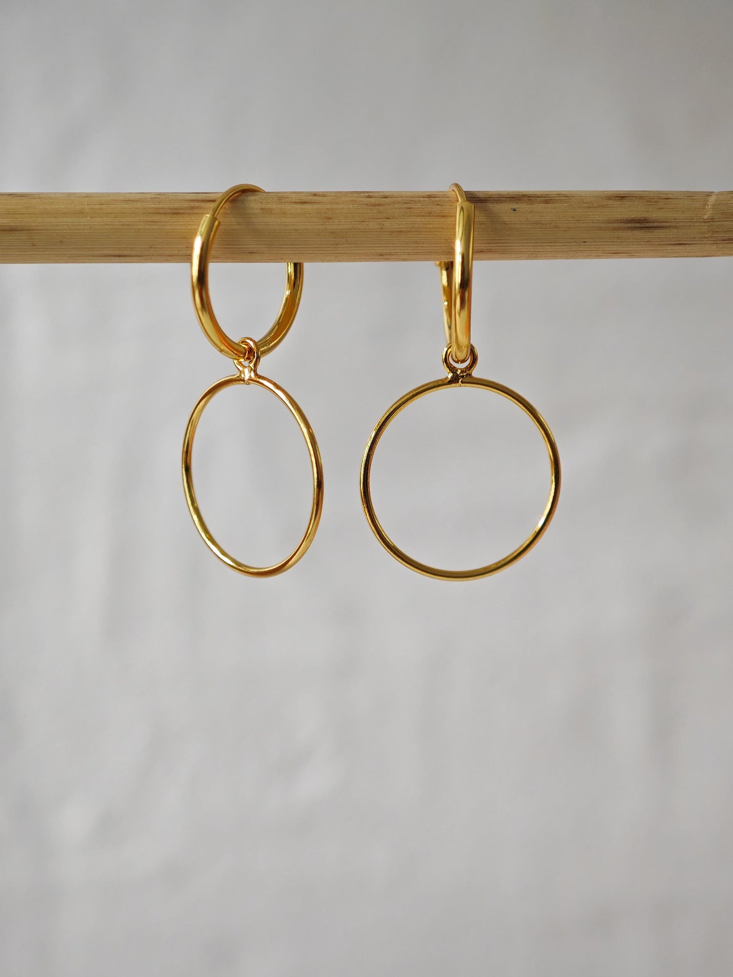 Mini Creolen aus 925 Silber mit 14 Karat Vergoldung und kleinen Kreis Charms