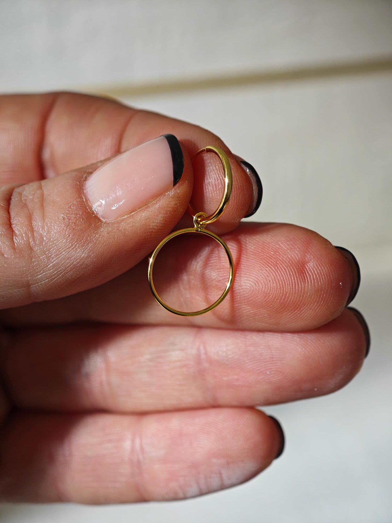 Mini Creolen aus 925 Silber mit 14 Karat Vergoldung und kleinen Kreis Charms