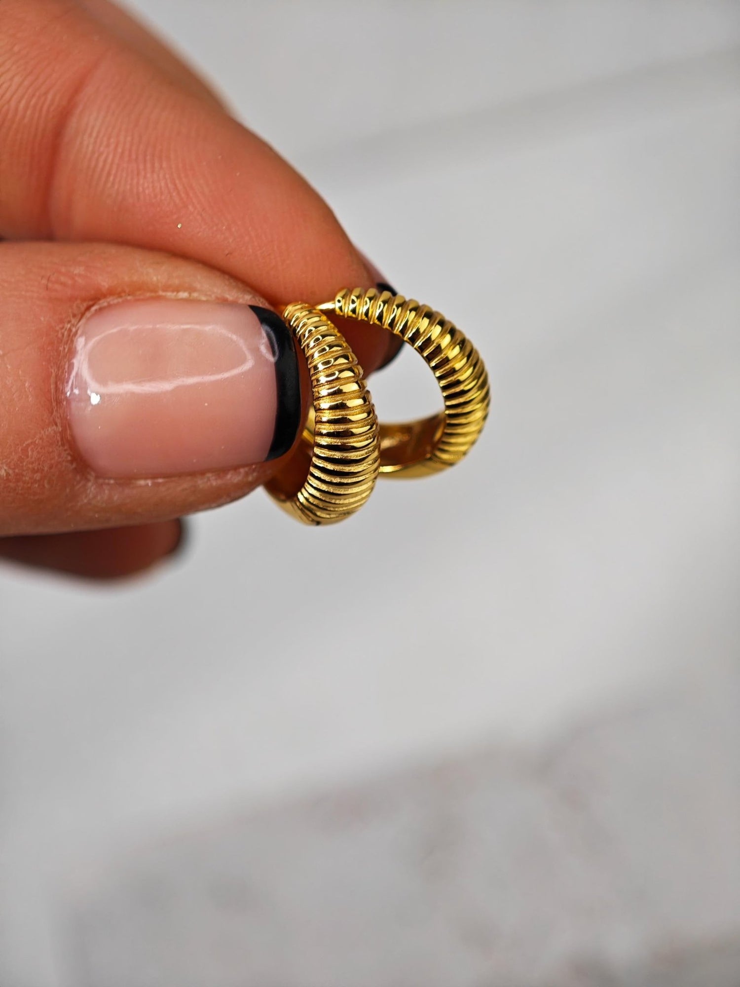 Huggie Ohrringe aus 925 Silber mit 14 Karat Vergoldung, vergoldete Sterling Silber Creolen 16 mm, Minimalistische Creolen, Gold plated Hoops - CocosyBerlin