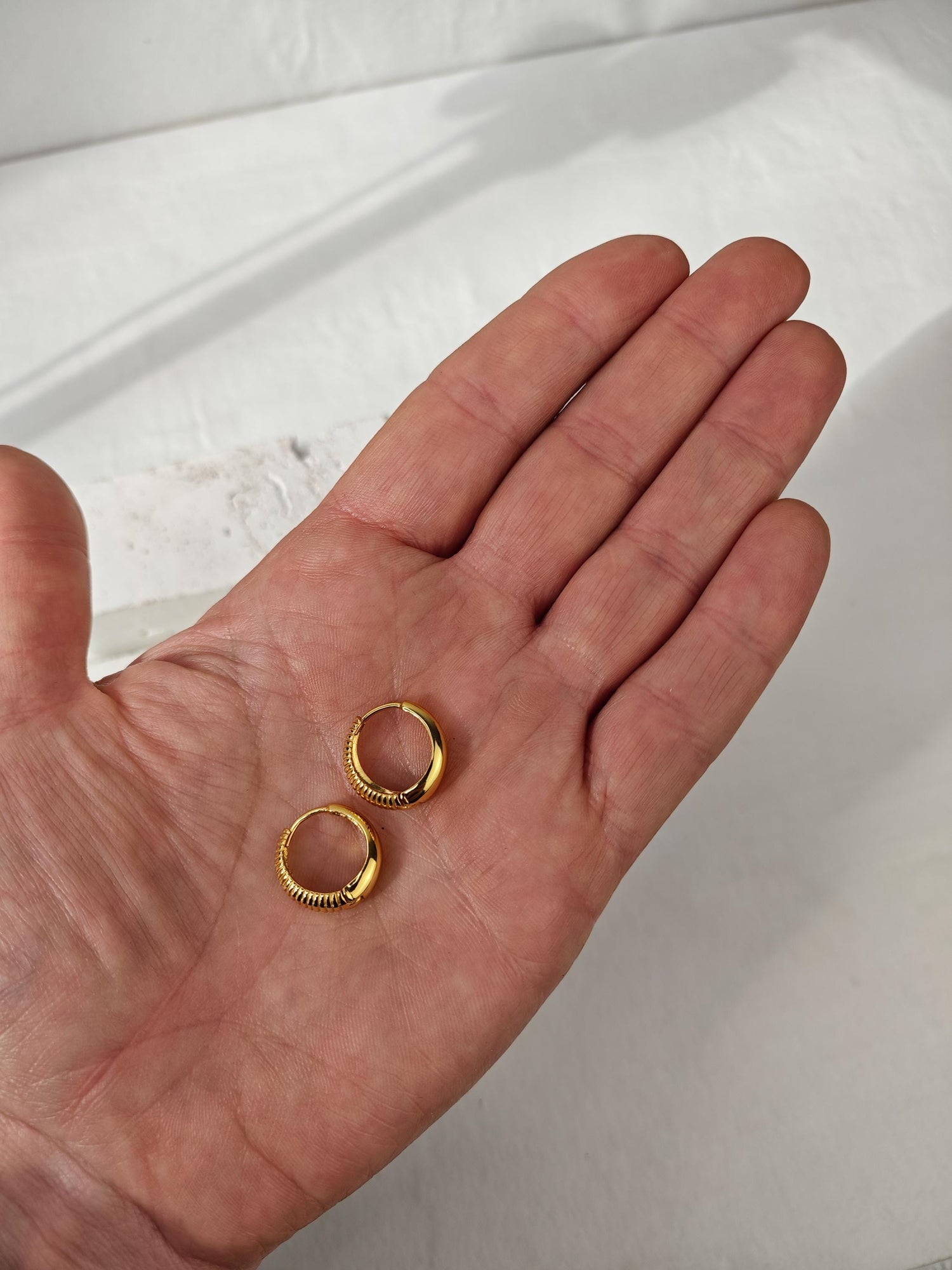 Huggie Ohrringe aus 925 Silber mit 14 Karat Vergoldung, vergoldete Sterling Silber Creolen 16 mm, Minimalistische Creolen, Gold plated Hoops