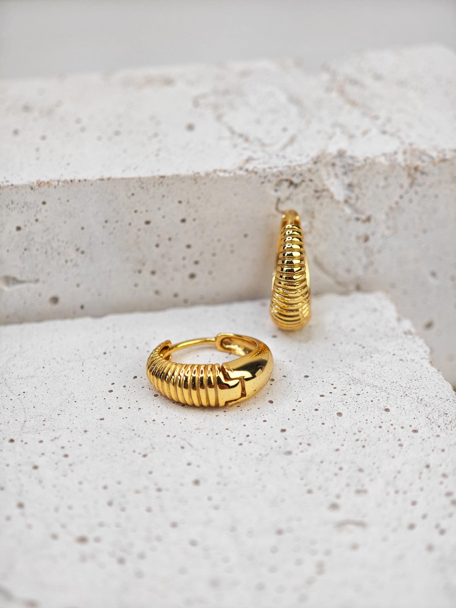 Huggie Ohrringe aus 925 Silber mit 14 Karat Vergoldung, vergoldete Sterling Silber Creolen 16 mm, Minimalistische Creolen, Gold plated Hoops