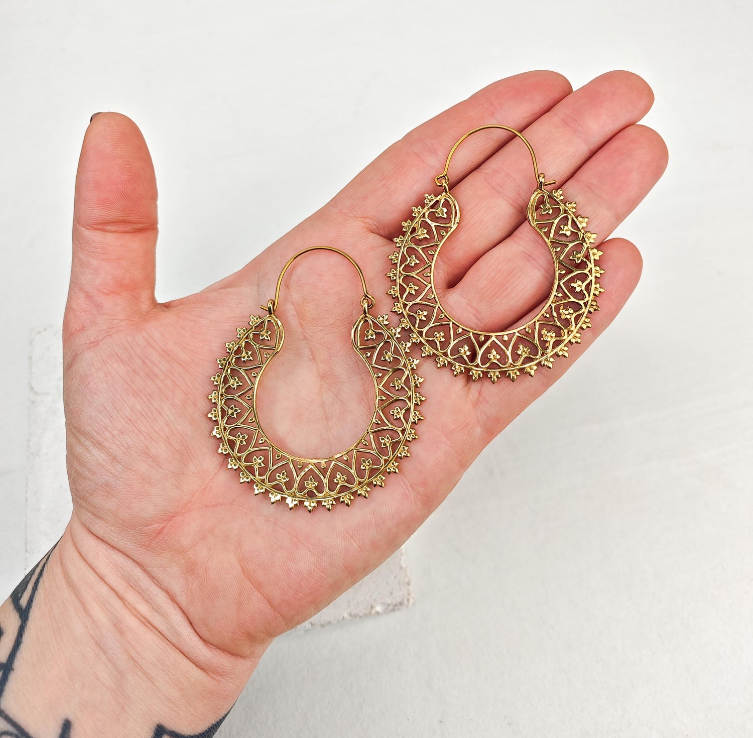 Große goldene Mandala Messing Creolen, Indische Messing Ohrringe, Boho-Hippie Ohrringe mit Herz-Design