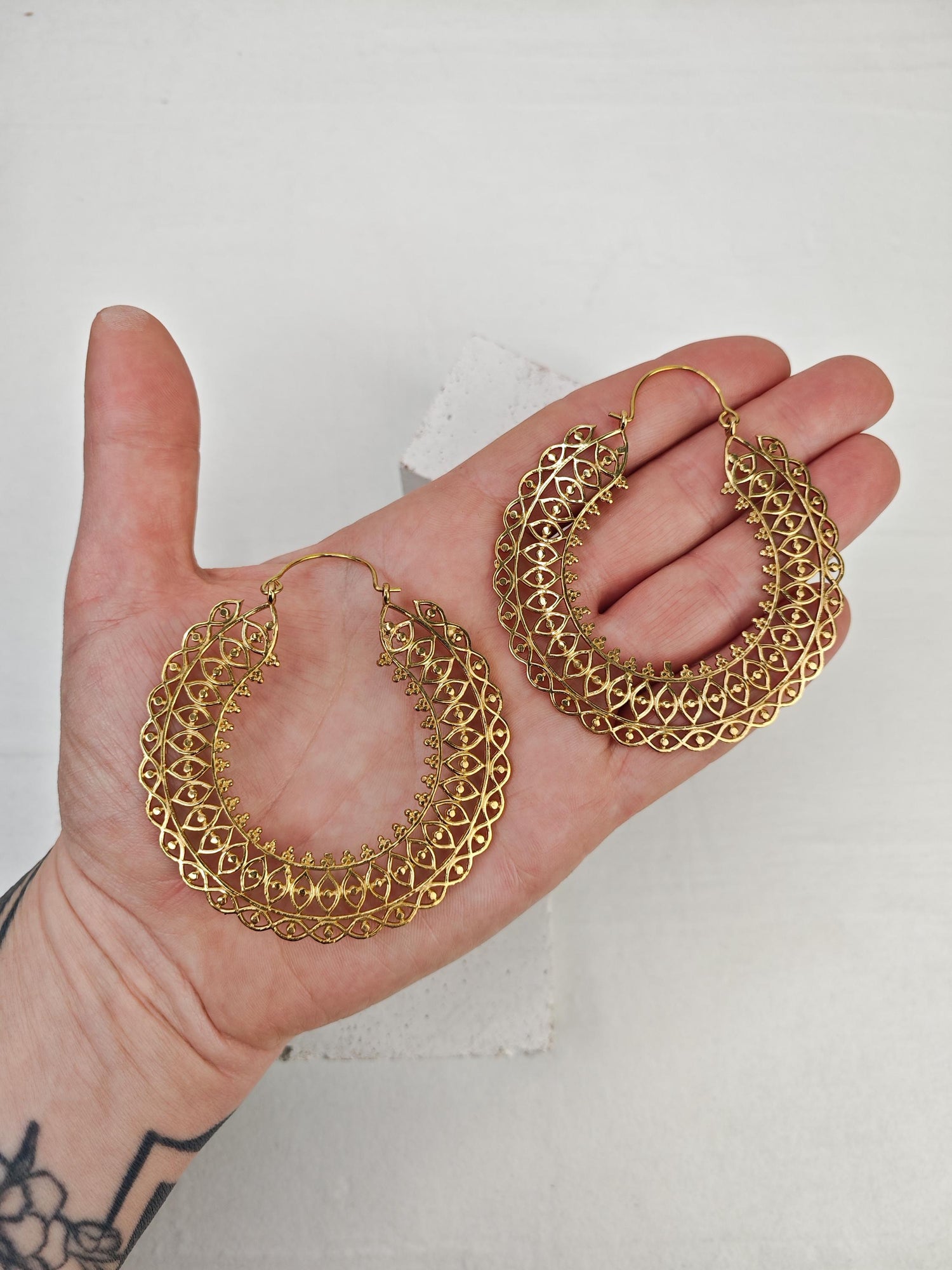 Grandes boucles d'oreilles créoles mandala dorées en laiton « œil », boucles d'oreilles indiennes en laiton, boucles d'oreilles bohème hippie avec motif œil