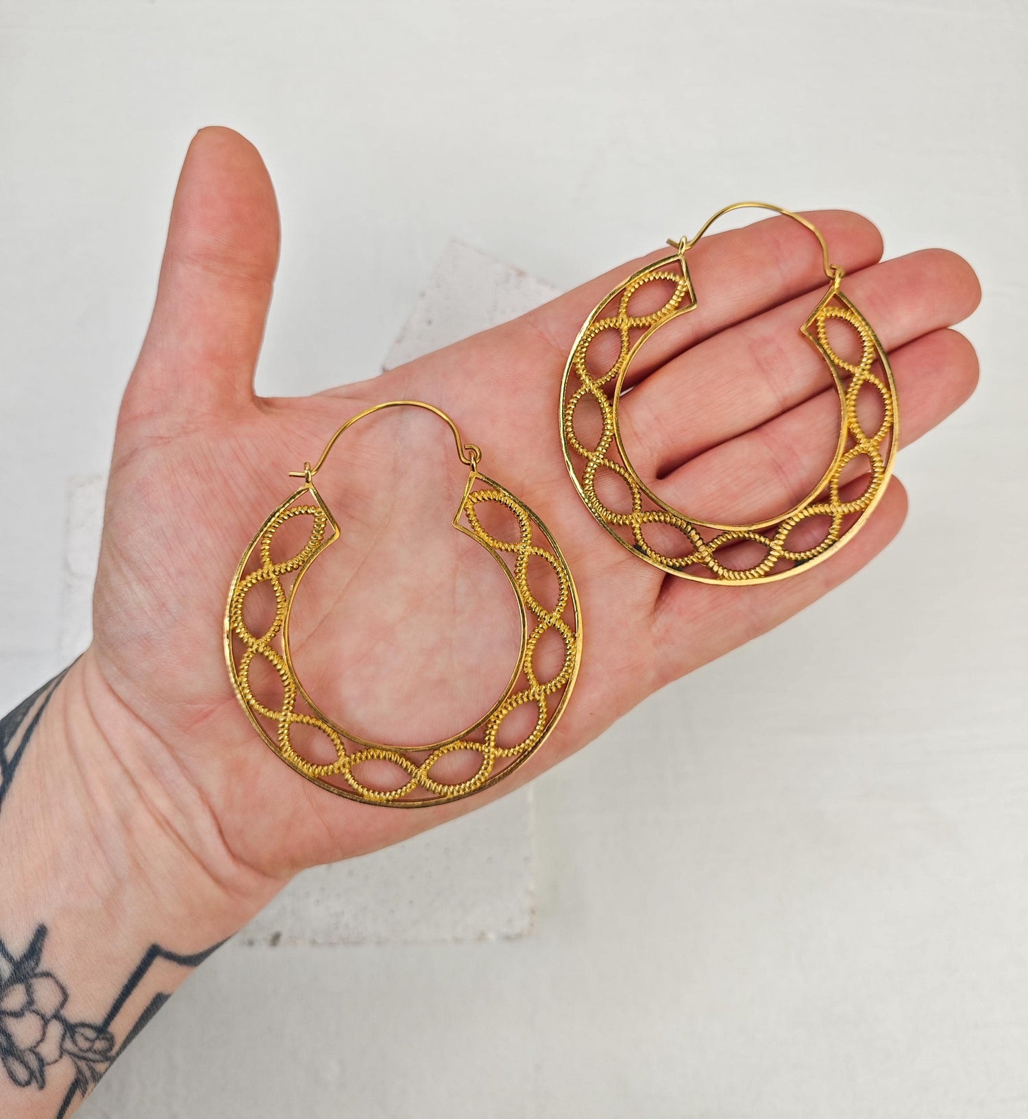 Große goldene Mandala Messing Creolen, Indische Messing Ohrringe, Boho-Hippie-Ohrringe