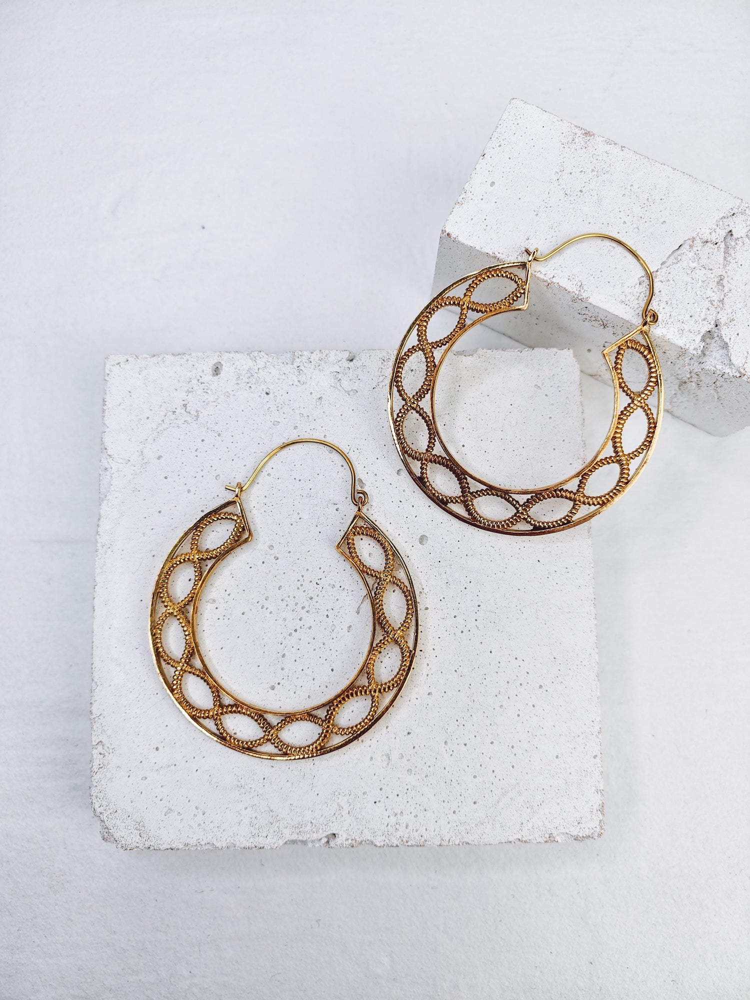 Grandes boucles d'oreilles créoles en laiton doré mandala, boucles d'oreilles indiennes en laiton, boucles d'oreilles bohème hippie