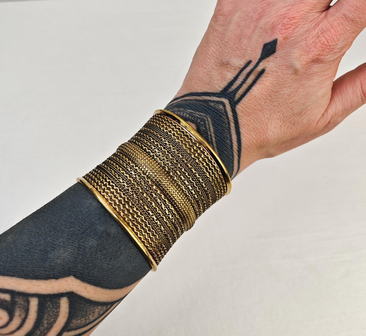 Bracelet large et épais en laiton doré, bracelet ajustable et manchette