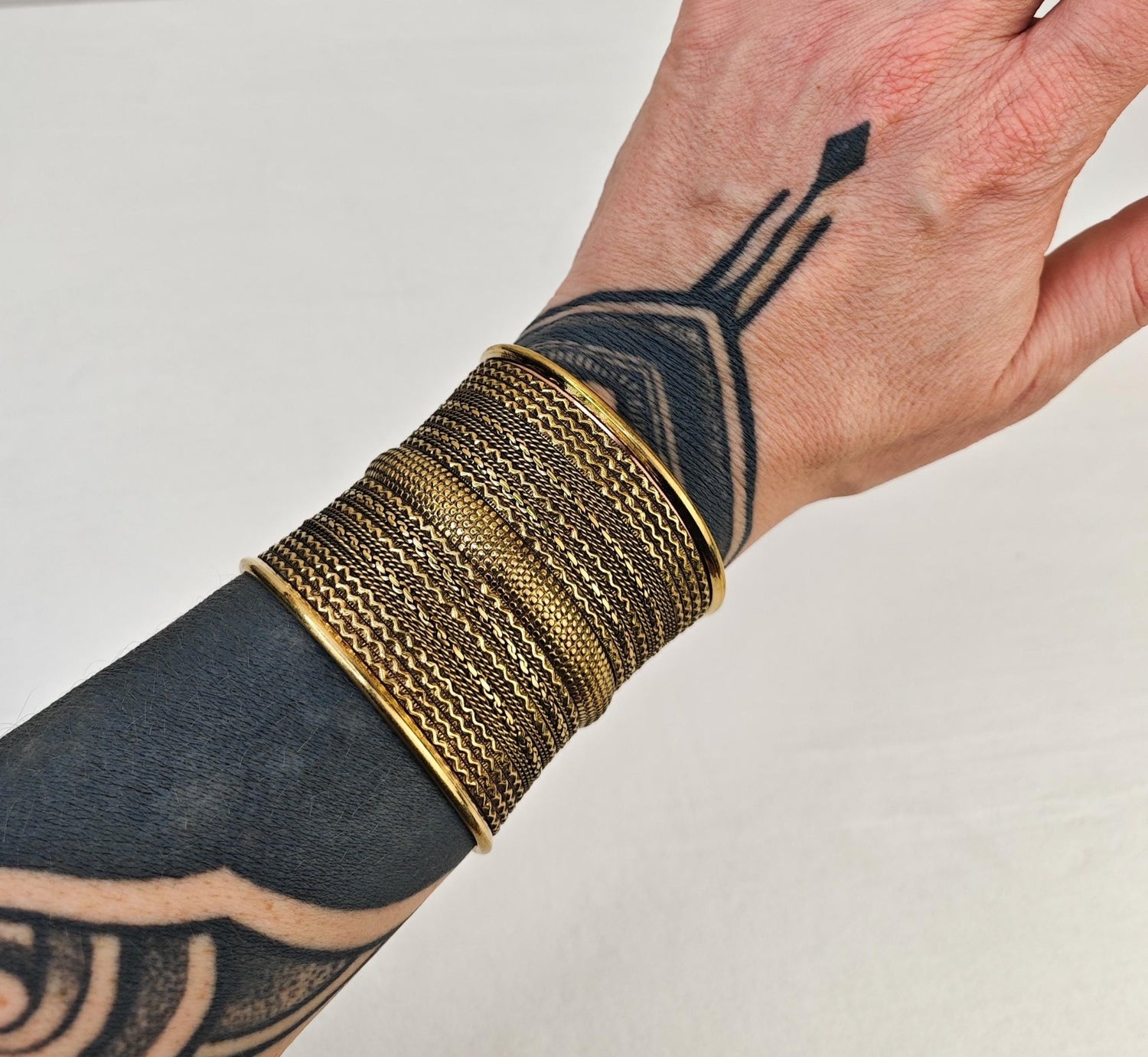 Breiter Chunky Messing Armreif, Verstellbarer Statement Armreif, Manschettenarmband aus goldenem Messing - CocosyBerlin