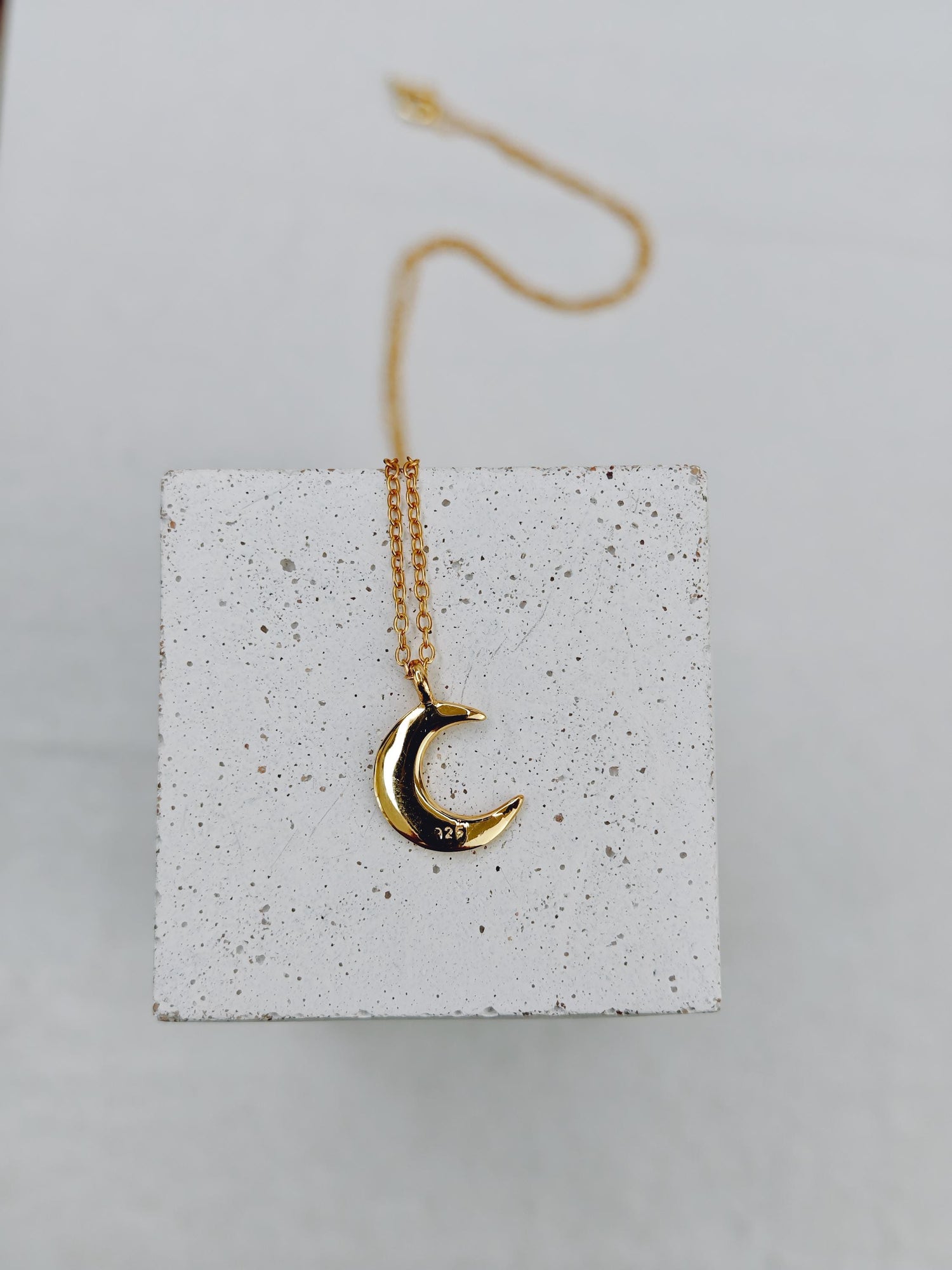 Vergoldete 925 Silber Kette mit Halbmond Kettenanhänger, Halskette und Halbmond-Anhänger 14K Gold vergoldet, Mond Halskette gold