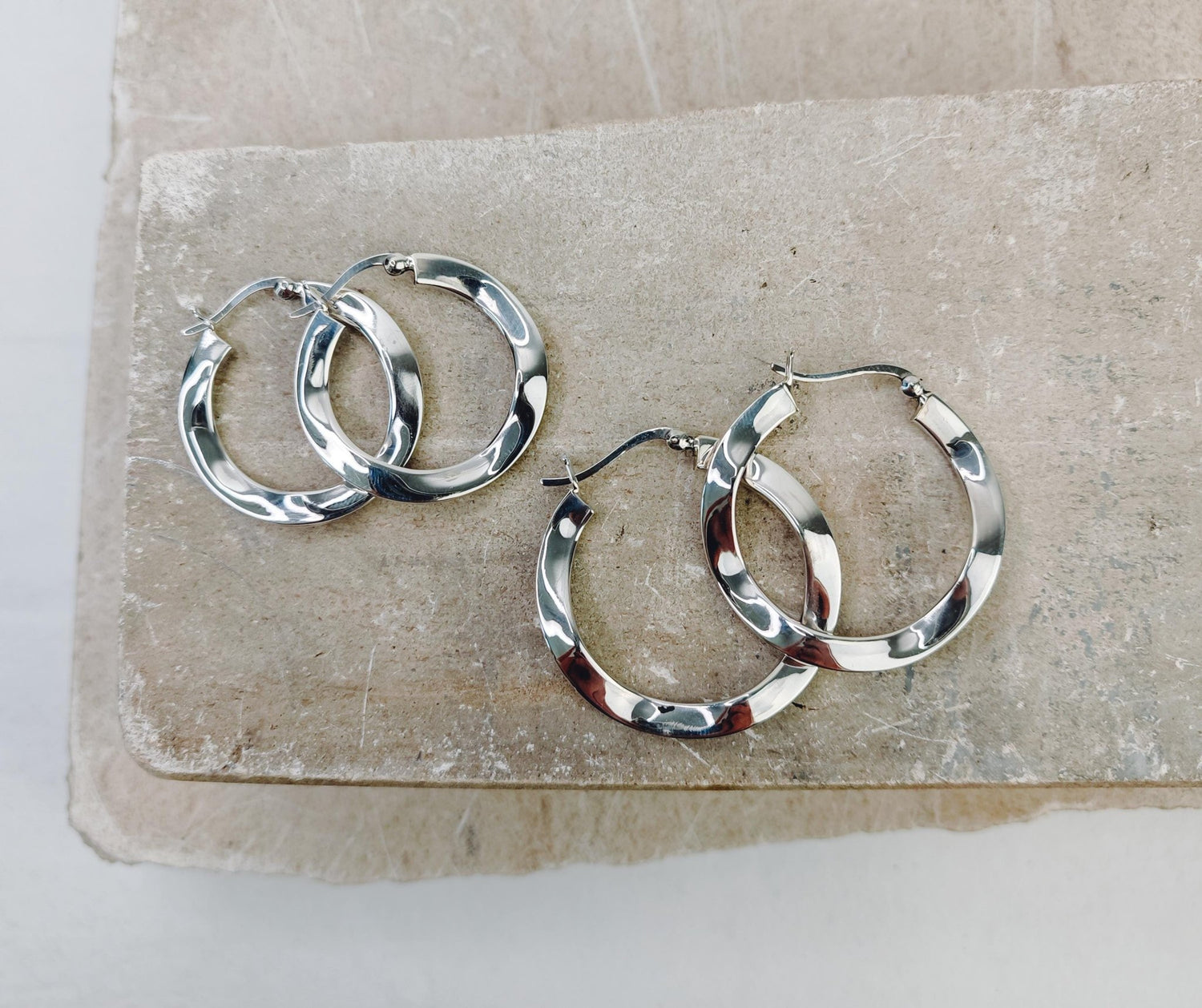 Sterling Silber gewellte Creolen, Silber Creolen 30 mm, Wellen Creolen 35 mm, Minimalistische Creolen 925 Silber - CocosyBerlin