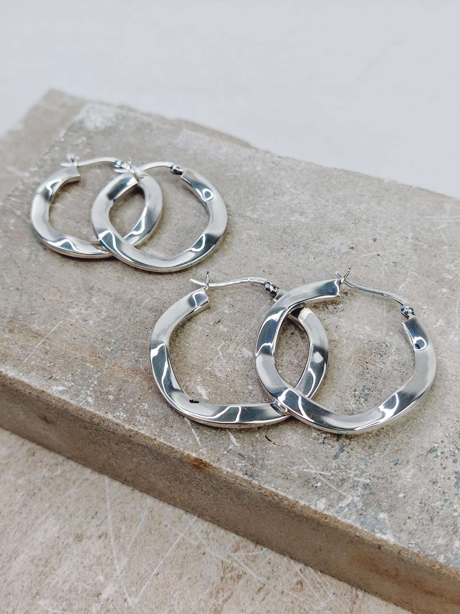 Sterling Silber gewellte Creolen, Silber Creolen 30 mm, Wellen Creolen 35 mm, Minimalistische Creolen 925 Silber - CocosyBerlin