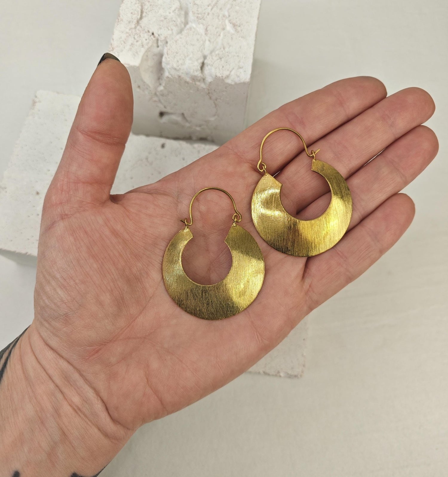 Statement Creolen, Chunky Messing Tribal Scheiben Ohrringe 40 mm, Hippie Boho goldene Ohrringe - CocosyBerlin