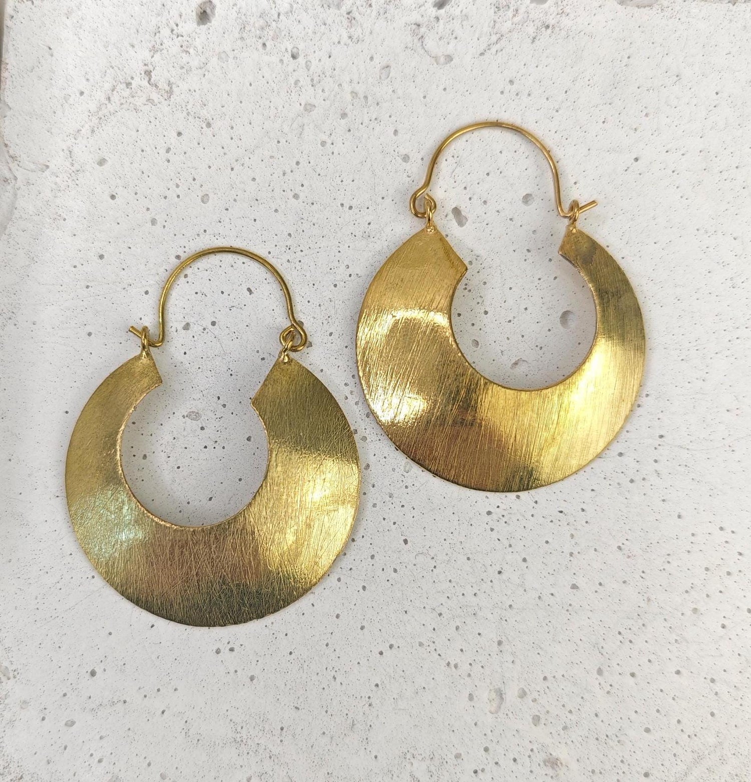 Statement Creolen, Chunky Messing Tribal Scheiben Ohrringe 40 mm, Hippie Boho goldene Ohrringe - CocosyBerlin