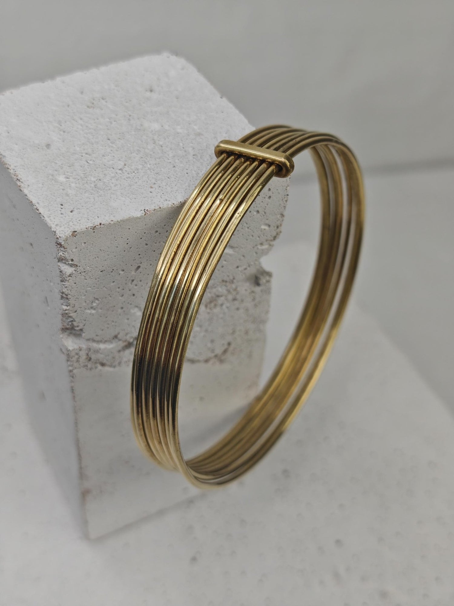 Goldener Armreif aus Messing,