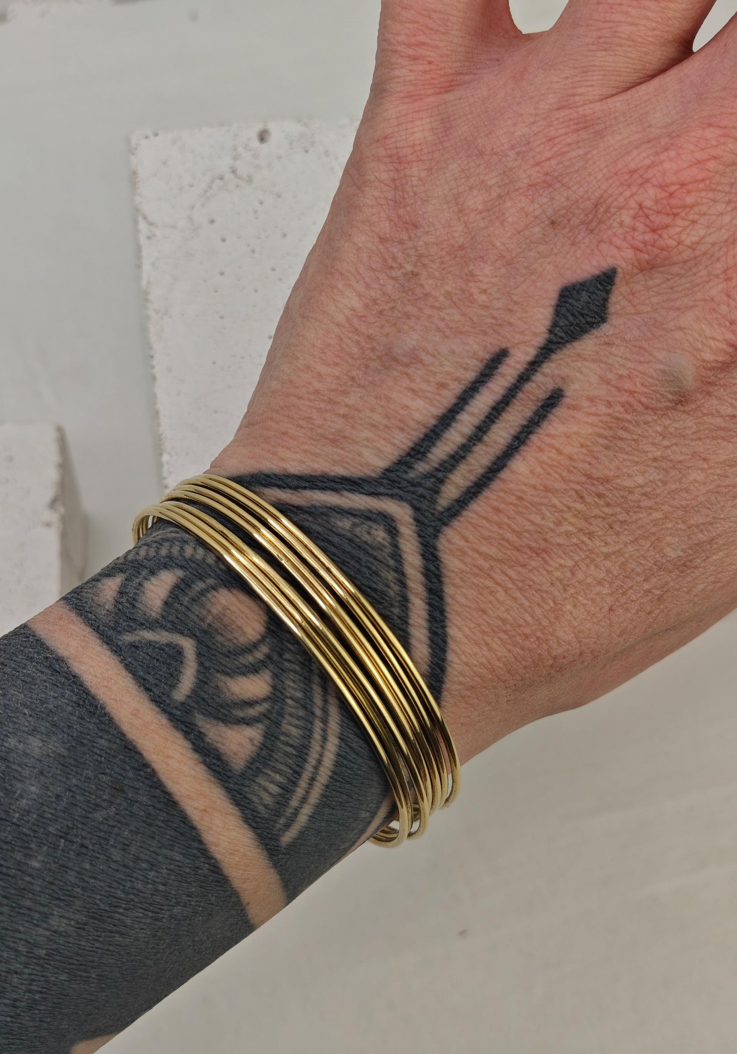 Bracelet jonc en laiton doré, jonc « Semainier » composé de 7 créoles, 7 joncs en un, jonc statement, lot de 7 joncs en or