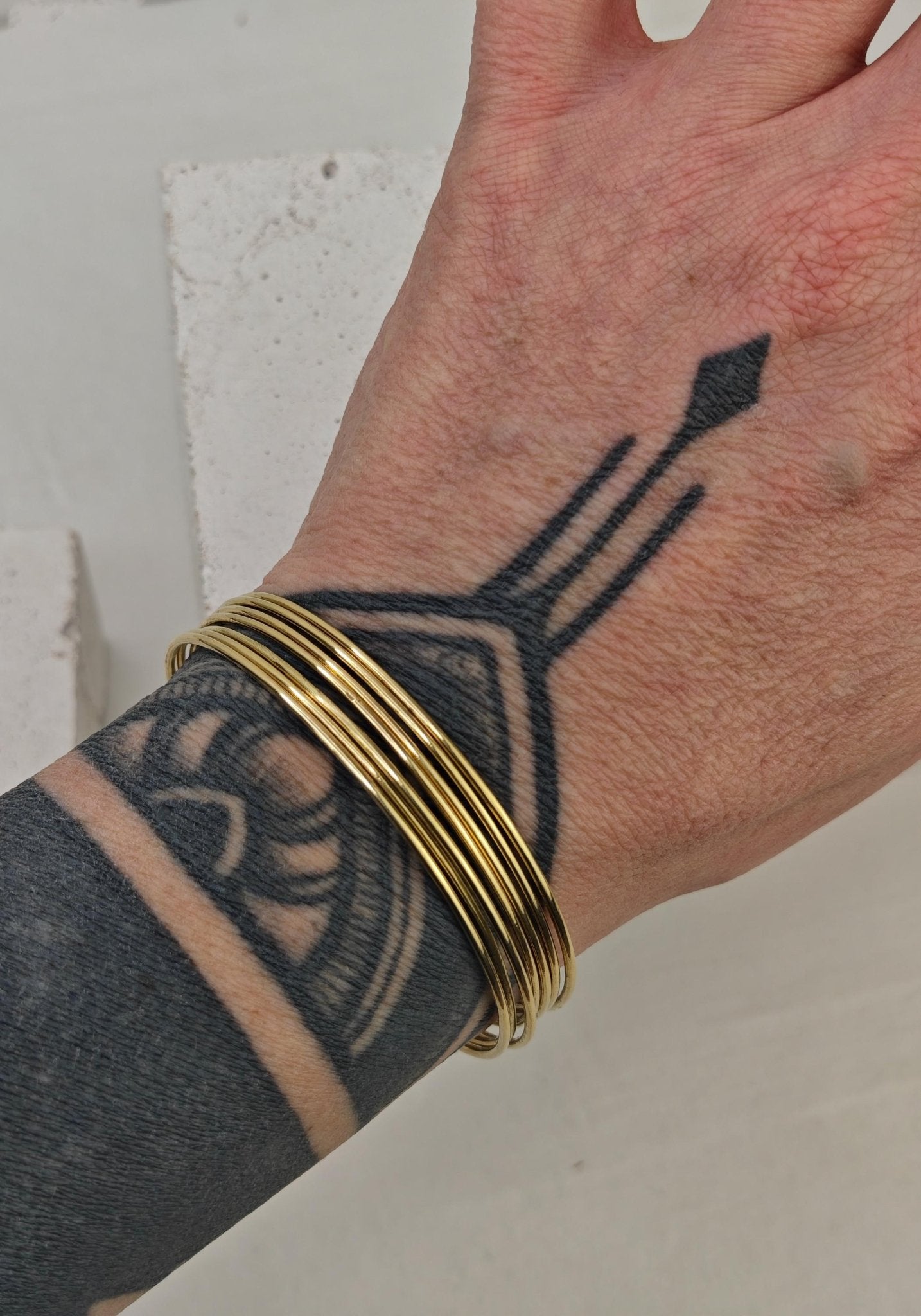 Goldener Armreif aus Messing,