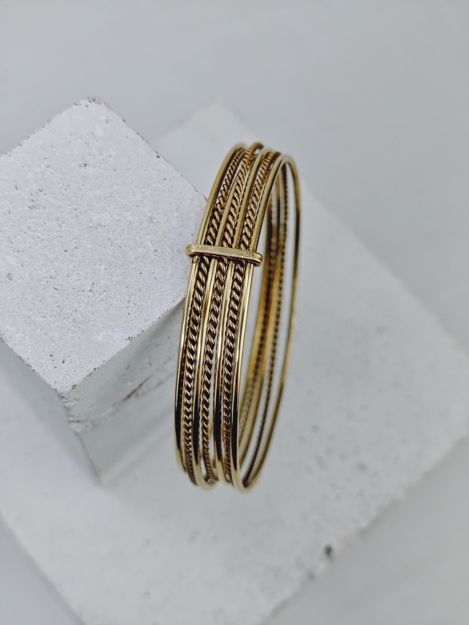 Goldener Armreif aus Messing,