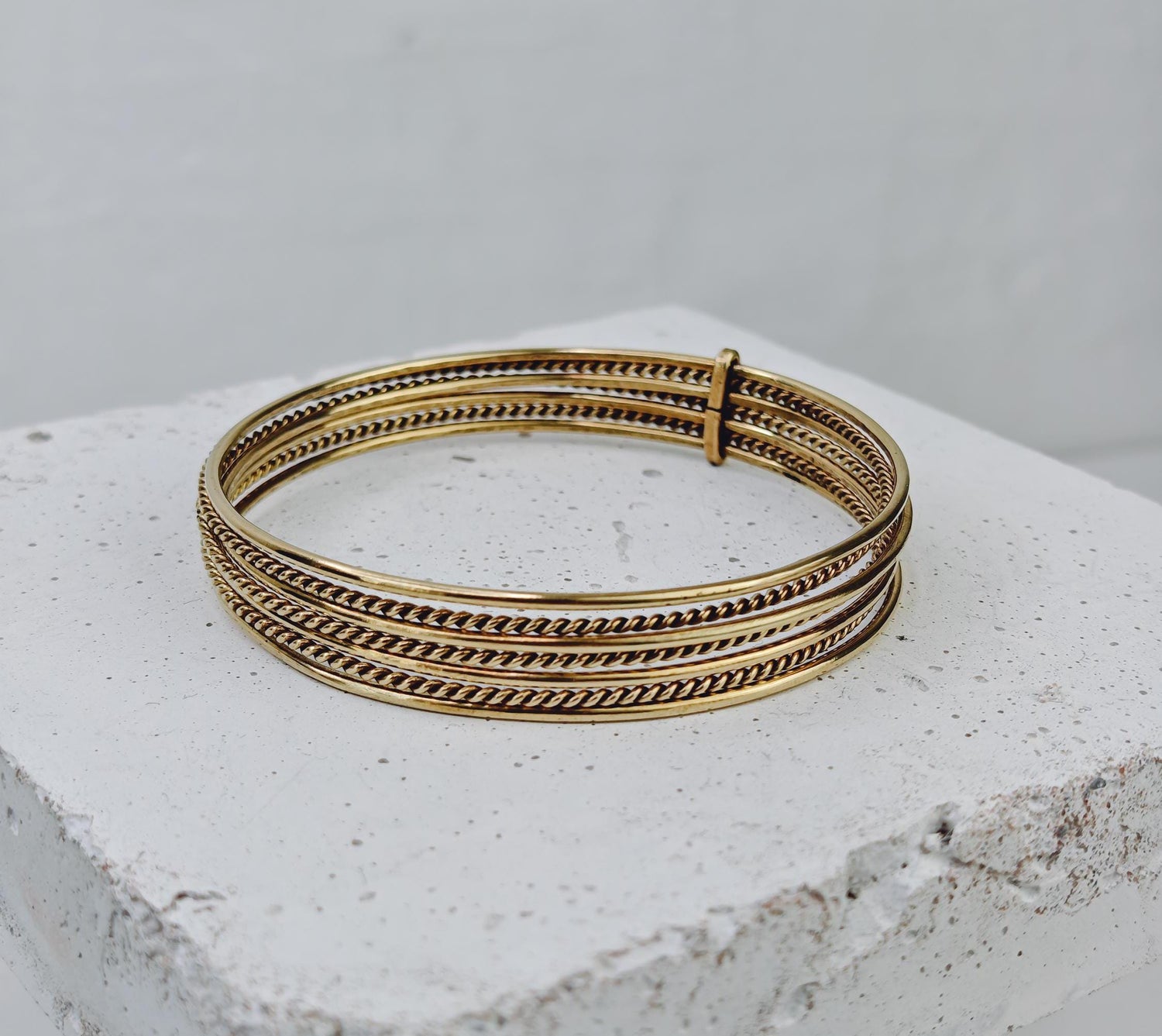 Goldener Armreif aus Messing,