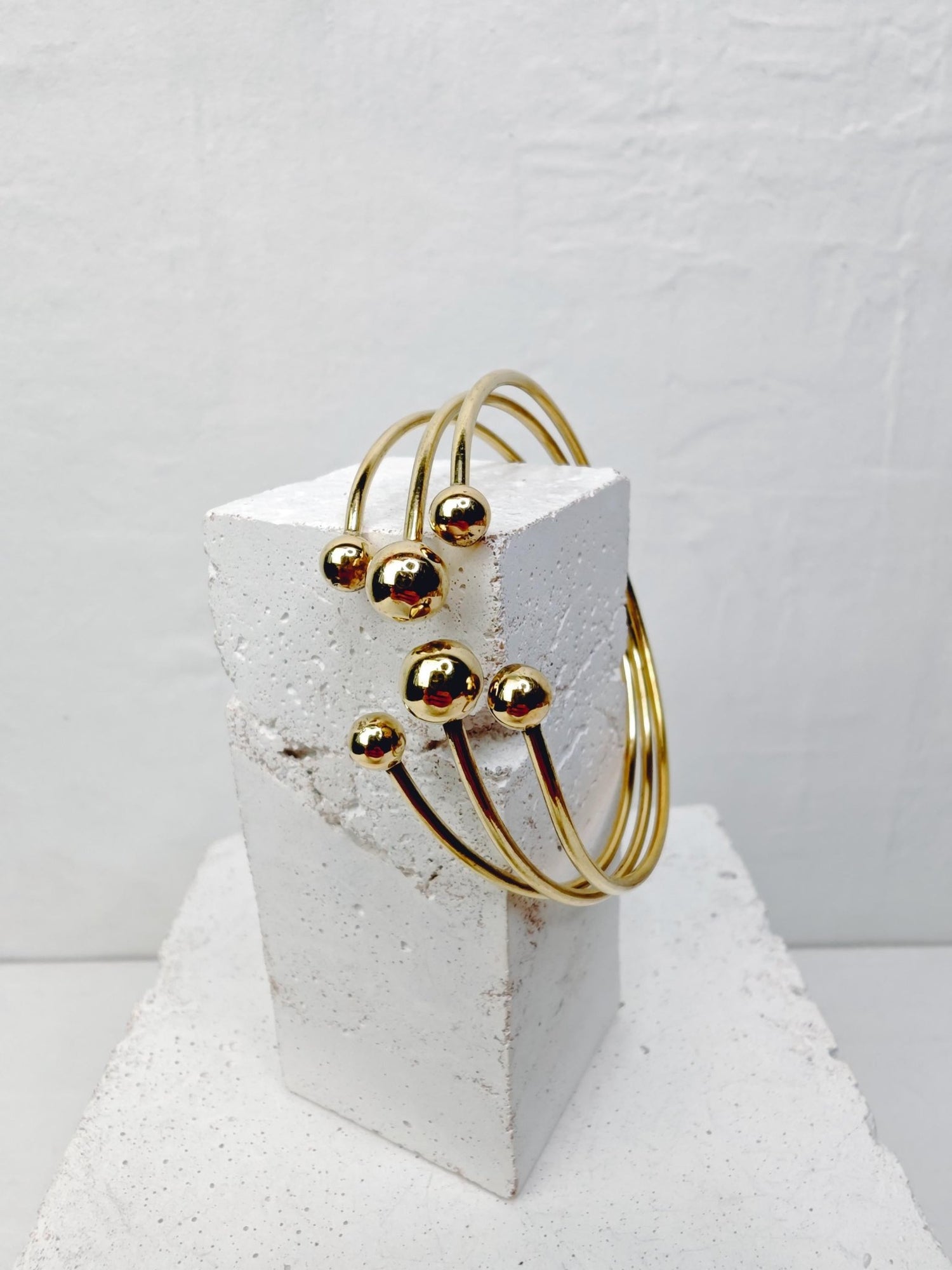 Goldener verstellbarer Armreif, Kugel Armreif, verspielter Armreif aus Messing, Golden Bangle Cuff - CocosyBerlin