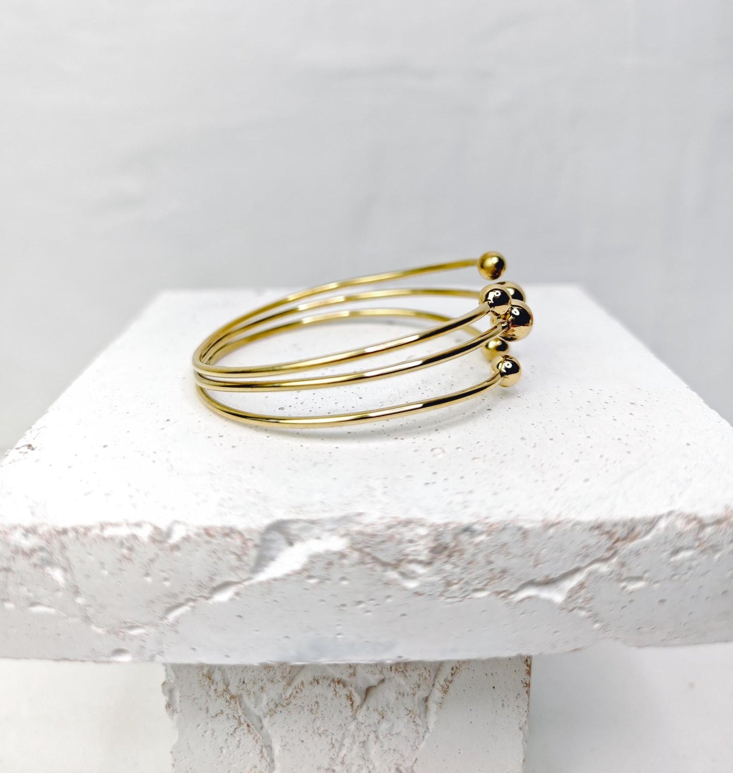 Goldener verstellbarer Armreif, Kugel Armreif, verspielter Armreif aus Messing, Golden Bangle Cuff - CocosyBerlin