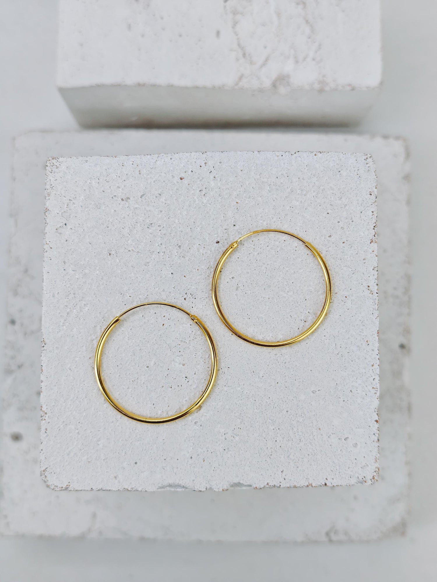Golden hoop earrings made of 925 silver with 14 carat gold plating, gold-plated thin hoop earrings 25mm or 50 mm