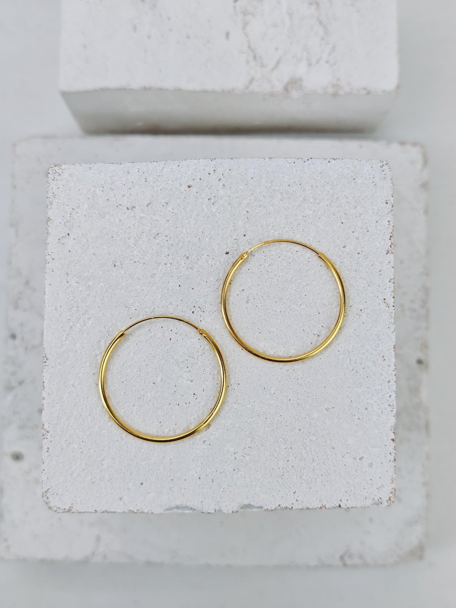 Goldene Creolen aus 925 Silber mit 14 Karat Vergoldung, vergoldete dünne Creolen Ohrringe 25mm oder 50 mm - CocosyBerlin