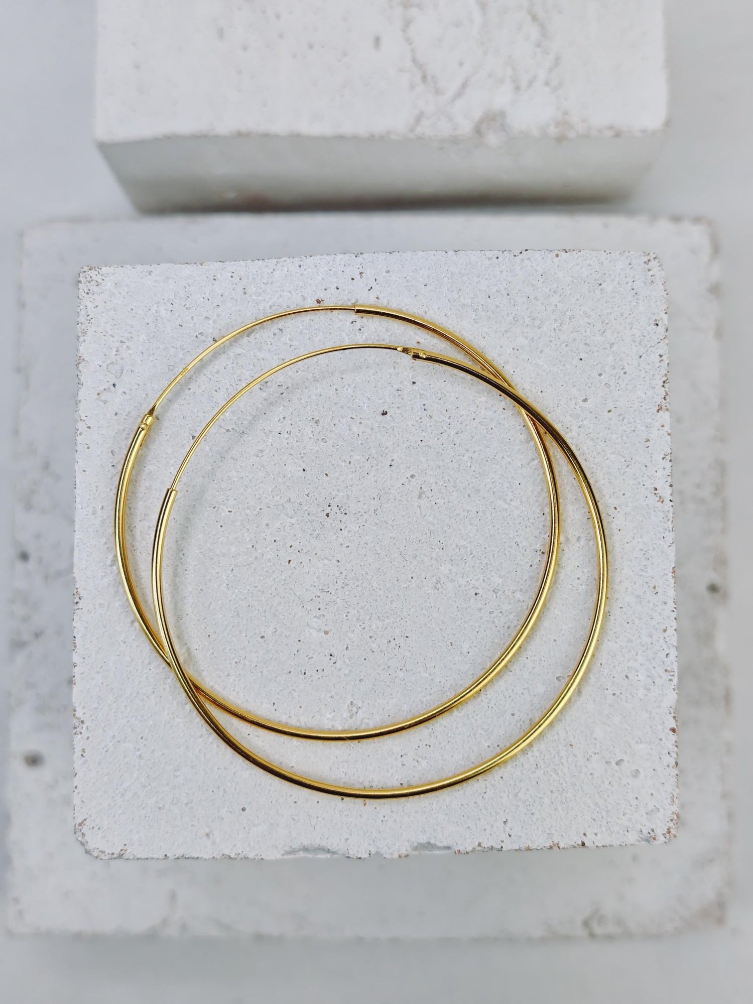 Goldene Creolen aus 925 Silber mit 14 Karat Vergoldung, vergoldete dünne Creolen Ohrringe 25mm oder 50 mm - CocosyBerlin