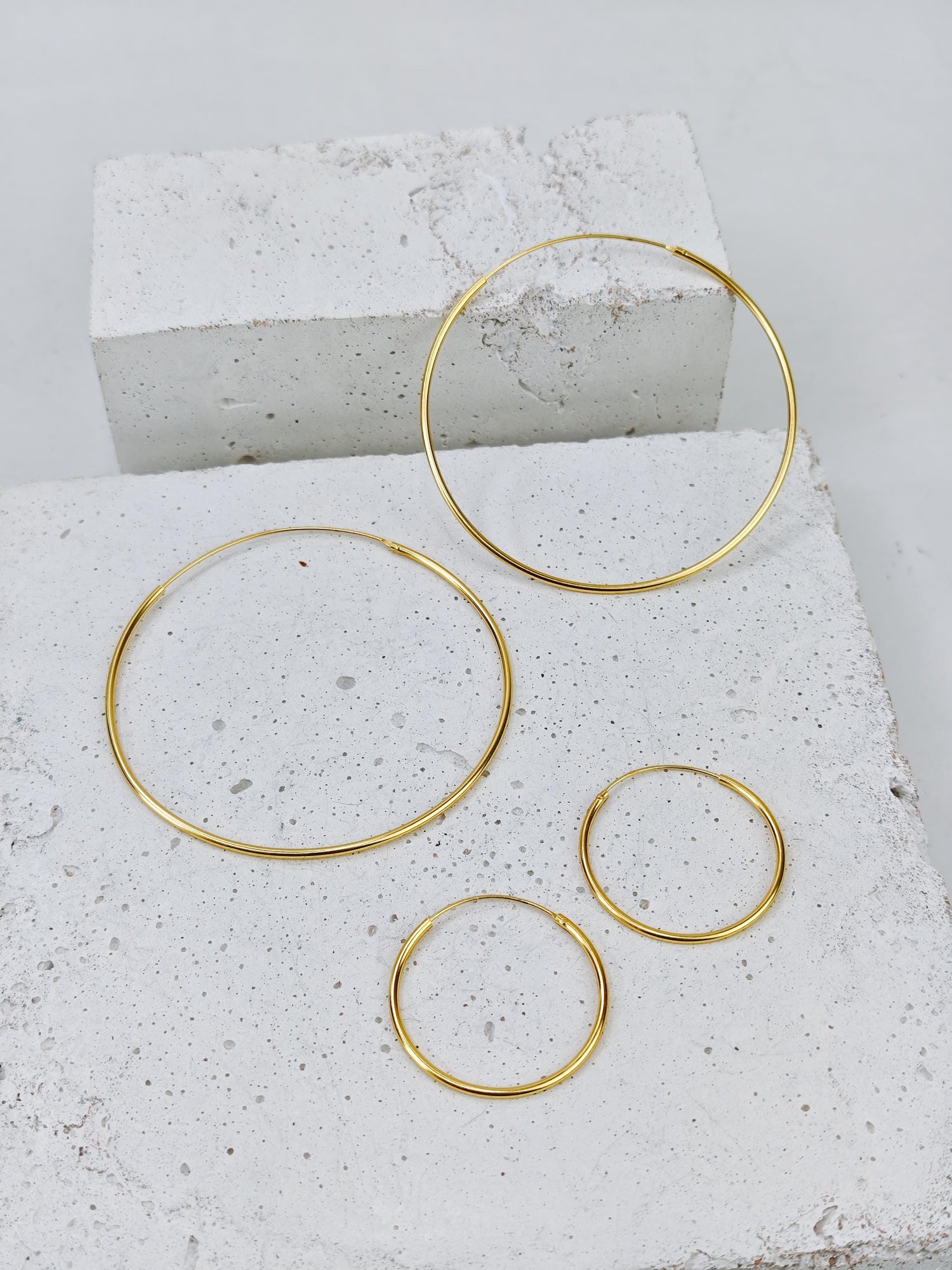Goldene Creolen aus 925 Silber mit 14 Karat Vergoldung, vergoldete dünne Creolen Ohrringe 25mm oder 50 mm