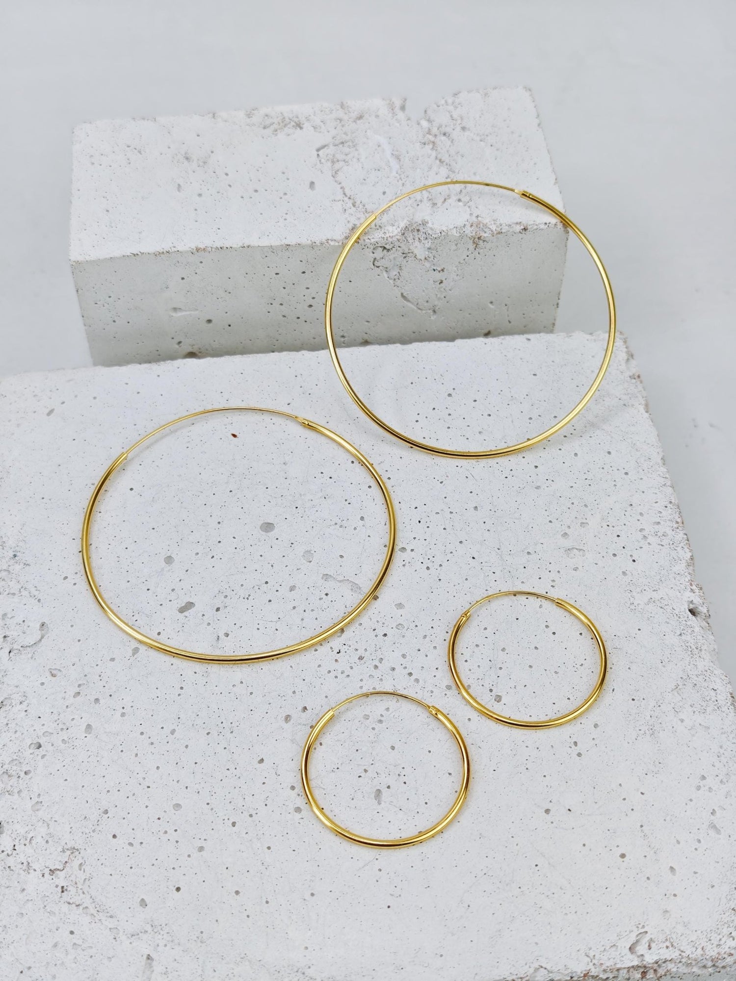 Goldene Creolen aus 925 Silber mit 14 Karat Vergoldung, vergoldete dünne Creolen Ohrringe 25mm oder 50 mm - CocosyBerlin